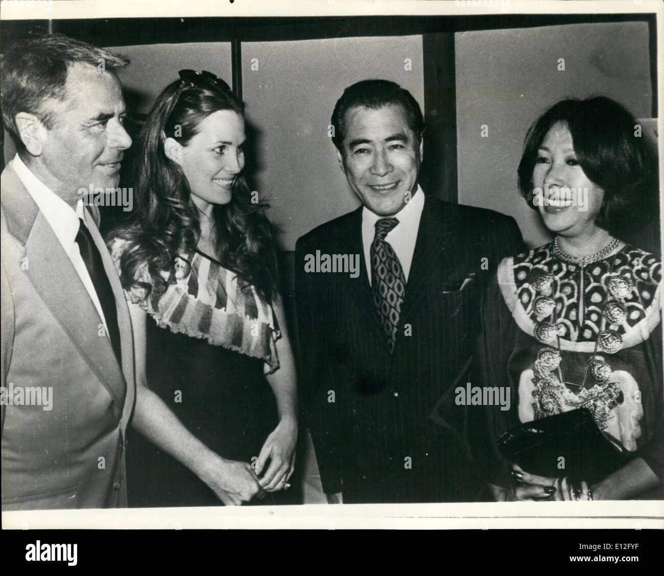 Gen 09, 2012 - gli americani a prepararsi per la battaglia giapponesi: gli americani sono di andare alla guerra con il Giappone di nuovo. Ma questa volta è nell'interesse di intrattenimento. Un nuovo film è realizzato in Hollywood chiamato ''Midway''. Si racconta del 1942 battaglia navale che ha segnato il punto di svolta della Seconda Guerra Mondiale. La riproduzione della parte di Admiral Yamomoto in Giappone è il top star, TOSHIRO MIFUNE.Glen Ford apparirà come NEGLI STATI UNITI L'ammiraglio Spruance. La foto mostra (da sinistra a destra) Glen Ford e attrice Cynthia Hayward benvenuti Moshiro Mifune e attrice Miko Taka a Hollywood ad un ricevimento in onore del giapponese stelle. Foto Stock