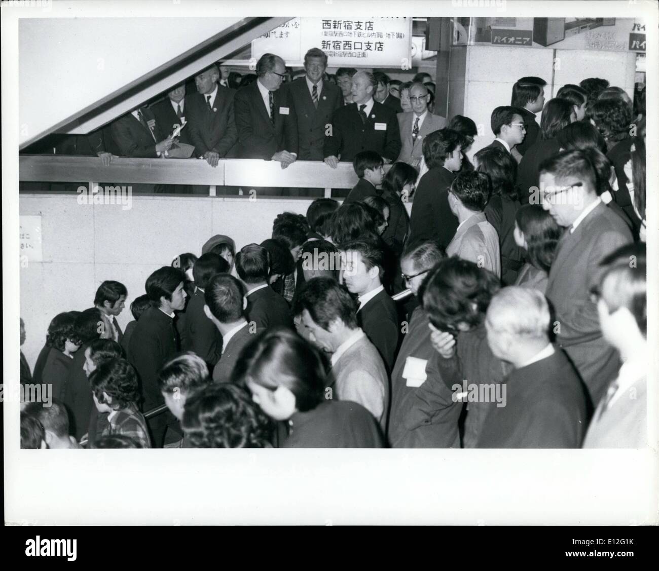 Dic. 26, 2011 - Lindsay a Tokyo - Sindaco di New York, John Lindsay guardando la folla di pendolari alla Stazione di Shinjuku a Tokyo durante la mattina ora di punta. Foto Stock