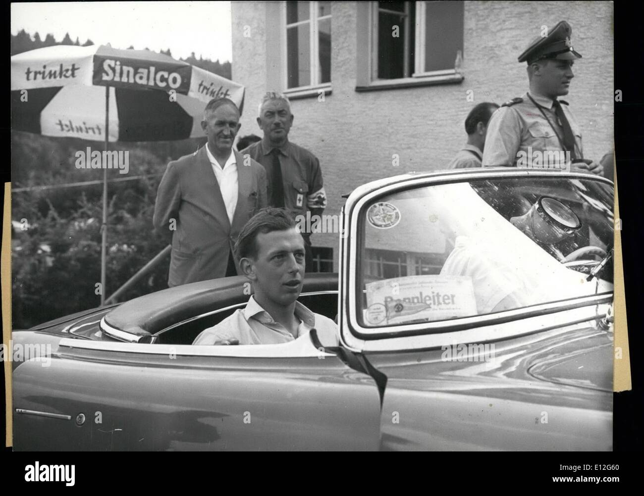 Gen 09, 2012 - Duce di Kent visite solitudine auto-gara: la maggior parte dei visitatori di spicco della vettura - e la gara di moto sulla solitudine vicino a Stoccarda, la Germania era di S.A.R. il Duca di Kent. Il giovane Dukes è stato invitato dalla directory di gara di partecipare ad un giro di gara - velocità. La foto mostra un po' pallido ma abbastanza contenuto il duca lascia la speedy tedesco sports car. Foto Stock