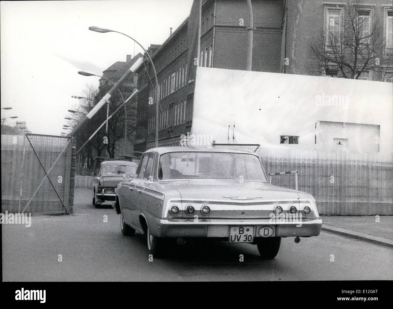 Gen. 10, 2012 - Nuovo passaporto azione: oggi è il primo giorno del nuovo passaporto azione quando Westberliner possono visitare le loro relazioni nell'Eastsector per la Pasqua-tempo. Questa volta non tanto le persone stanno andando a est, perché centinaia di migliaia di Berliner lasciano la città per un riposo di Pasqua in Germania occidentale. La foto mostra: solo alcune vetture sul check-point Invalidenstrc on il nuovo giallo in plastica prima di parete Foto Stock