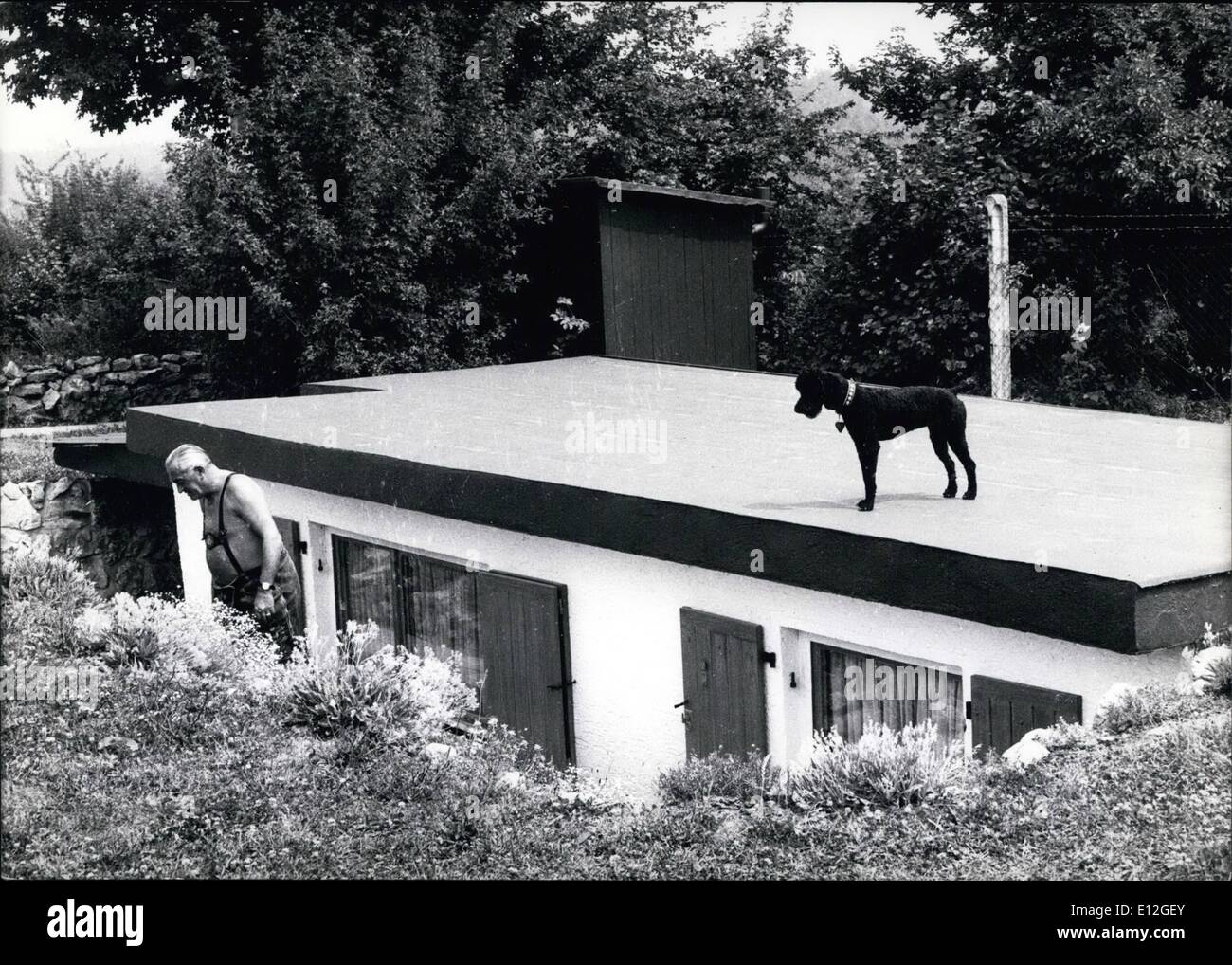 Gen. 10, 2012 - Weekend case costruite in grotte. Alcuni cittadini che avevano acquistato i luoghi per loro nelle case di villeggiatura vicino a Calw, Germania, sono stati costretti a scavare nel terreno e impostare le loro capanne in queste grotte dopo la zona fu rivendicato sotto la protezione del paesaggio che vieta la costruzione di case di normale. Essi non era stato avvisato di questo fatto quando hanno acquistato il terreno. Foto Keystone 4.7.64 Foto Stock