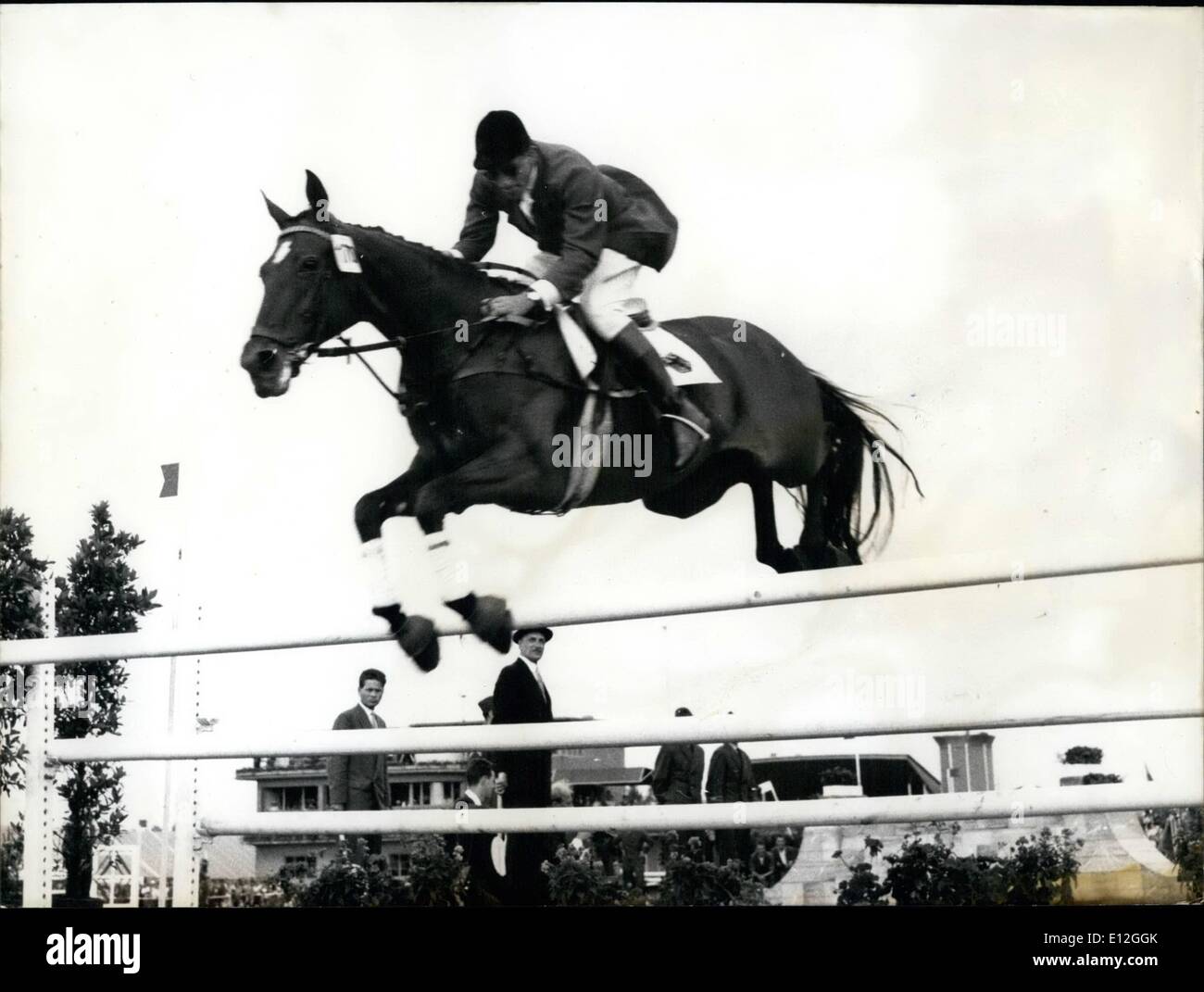 Gen. 10, 2012 - Halla è il migliore il ponticello è stato nuovamente dimostrato da Hans Gunther Winkler al Aachen-Parcour il 14 luglio 1957, quando ha vinto il grande prezzo di Aachen con il mare. OPS: Hans Gunther Winkler e Halla . Keystone Foto di luglio 15, 1957 Foto Stock