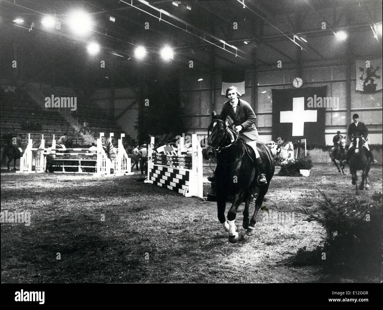 Gen. 10, 2012 - Centro Equestre in Montilier - Swiss sport equestri dispongono ora di un nuovo centro di grandi dimensioni nel villaggio di Montilier nella parte francese della Svizzera. La camera dove tha jumping svolgerà presenta una superficie concorrenti di 40 x 100 metri, eccezionale per una hall. Maneggio per circa 40 cavalli sono anche parte del centro che in un prossimo futuro inviterà per la concorrenza internazionale. Keystone Zurigo 72-11-13 Foto Stock