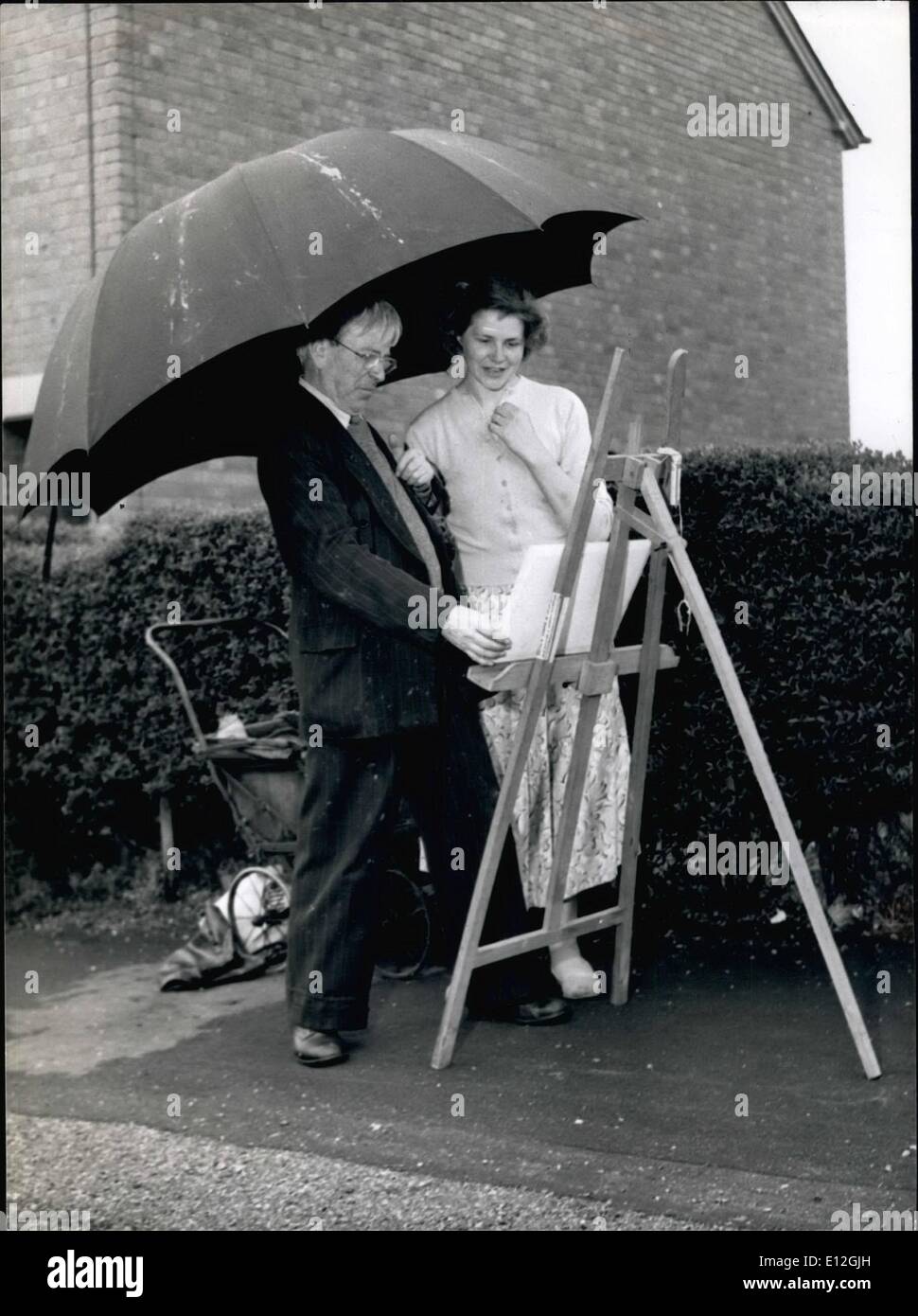 Dic. 29, 2011 - Il grande artista al lavoro: protetto da un enorme ombrello Stanley Spencer si prepara a lavorare su una scena locale. Egli è Foto Stock