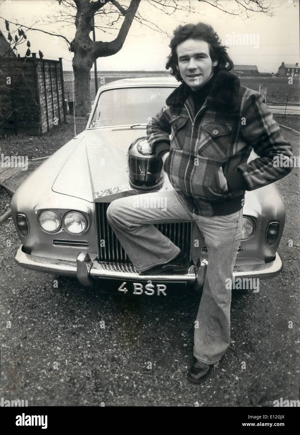 Dic. 29, 2011 - Barry Sheene al di fuori del suo paese casa signorile in Wisbech, Cambridgeshire con la sua Rolls Royce cuscinetto a Barry proprio numero di piastre. Foto Stock