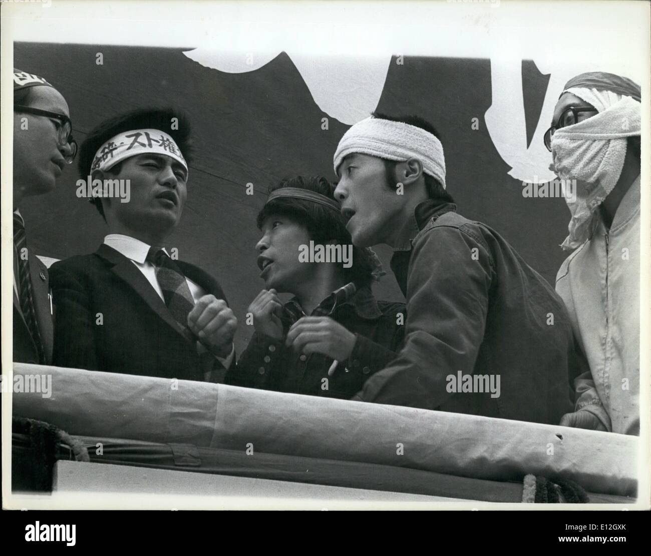 Gen. 10, 2012 - giorno di maggio Sally - Osaka Giappone 1976 mostra fotografica.: studente radicale delle Guardie rosse () copre da rimanere anonimo. Foto Stock