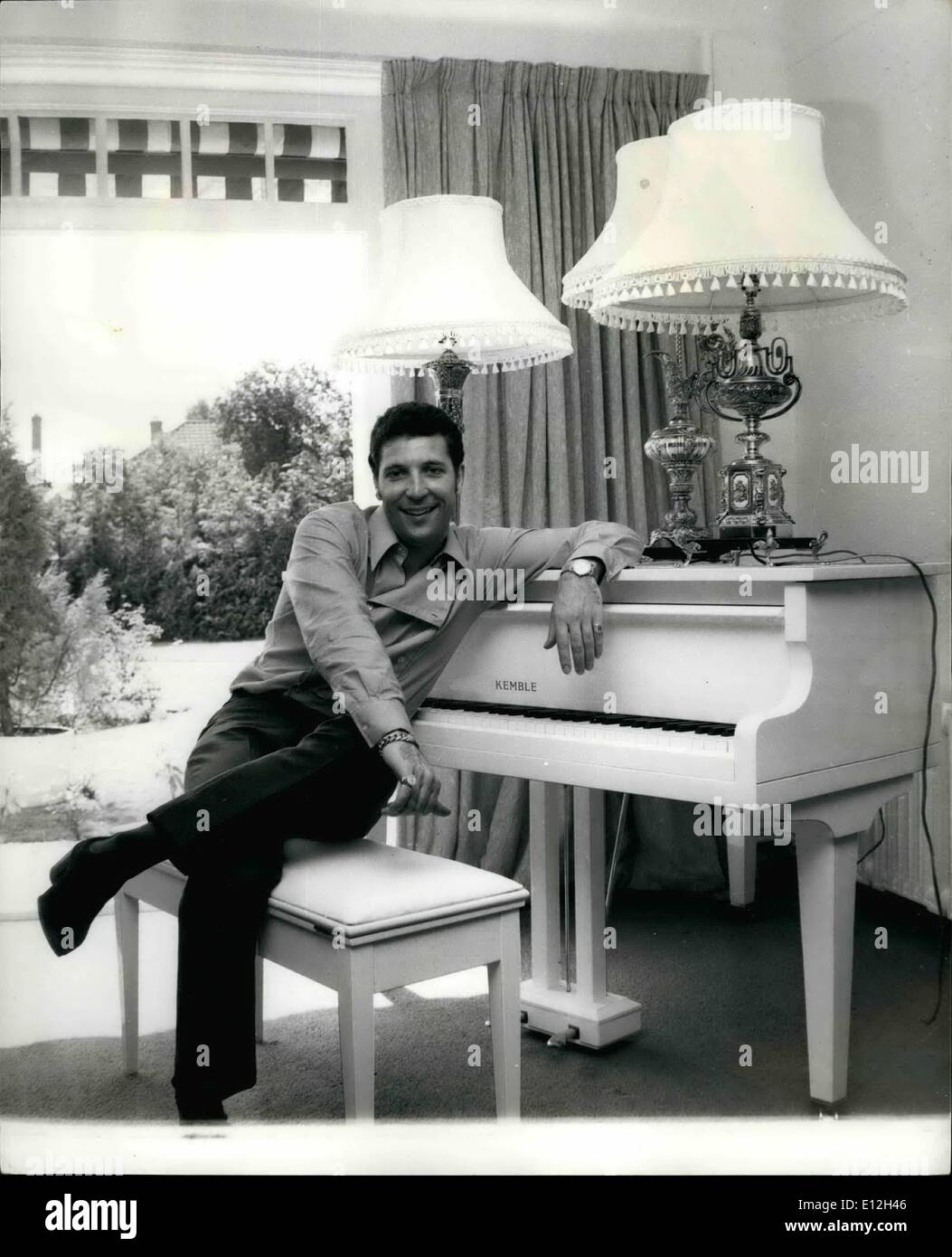 Gen 03, 2012 - Tom Jones si sposta casa: la pop star Tom Jones (il suo colpo di corrente nei grafici ''Non andrò mai cadere in amore'') Foto Stock