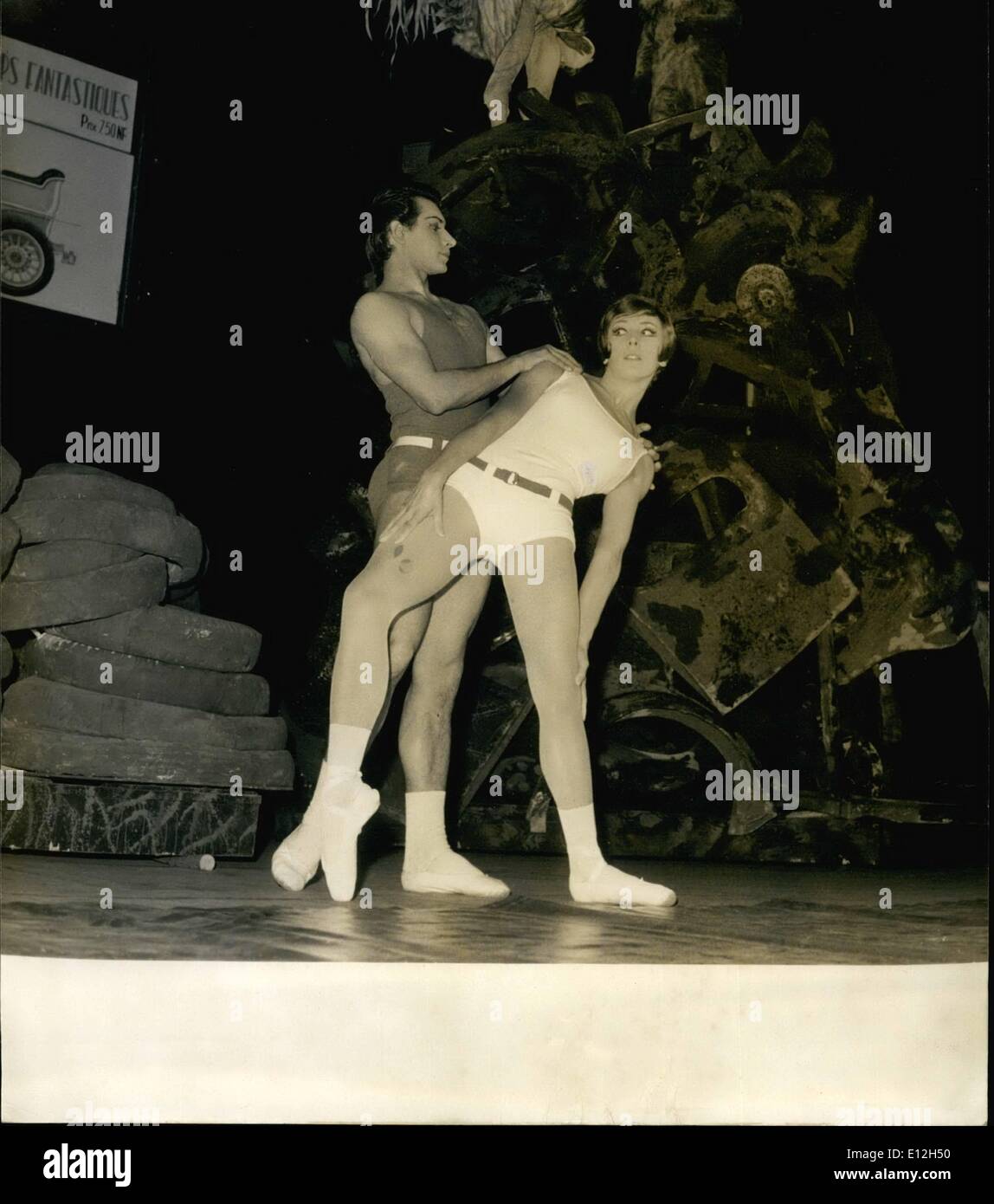 Gen 03, 2012 - Stravisky '' La Fox" rivive al Paris Opera: ''l'Fox'' il famoso Balletto di Igor Stravisky presentata per la prima volta al Teatro dell'Opera di Parigi nel 1922 sarà mostrato di nuovo per la prima volta in 43 anni. La foto mostra ''arte Pop'' impostazione progettato per il balletto. In primo piano la stella ballerina Attilio Labis e Claire Motte. Foto Stock