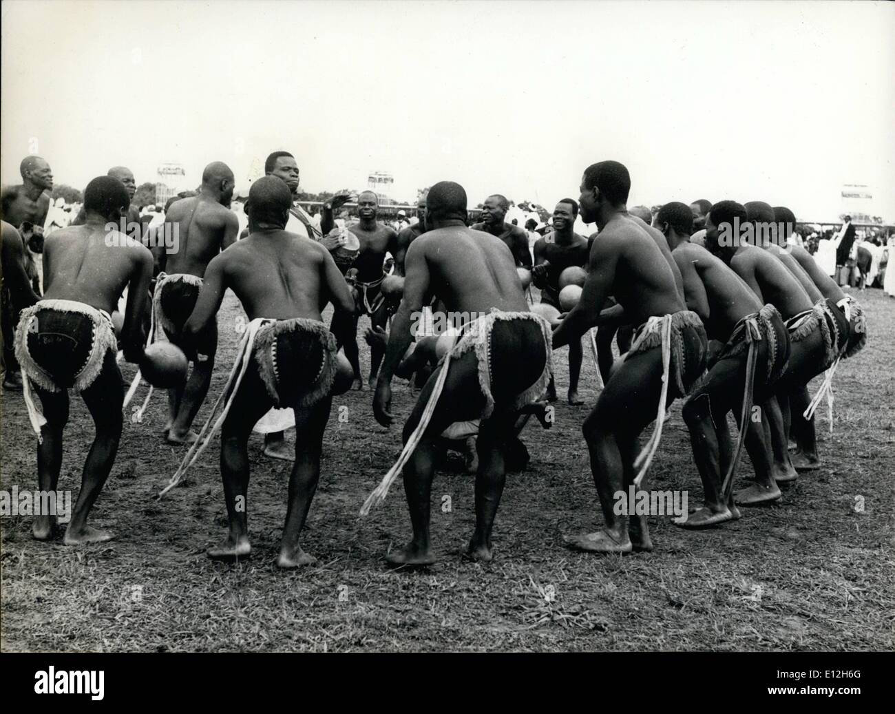 Gen. 10, 2012 - animale e vegetale, Yoruba tribesmen cluster insieme alla musica di grande cava cialde vegetale riempito con Foto Stock