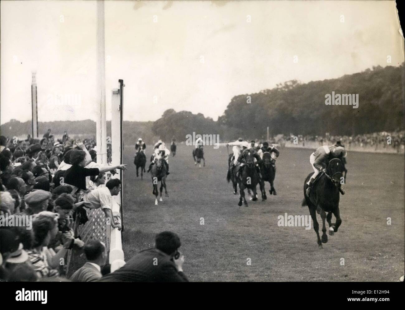 Gen. 10, 2012 - Boussac del cavallo della Auriba vince il derby francese. La finitura del Jockey Club gara a Chantilly oggi. Boussac's Auriban è prima seguita da Corindon Silnet e. Giugno 15/52 Foto Stock