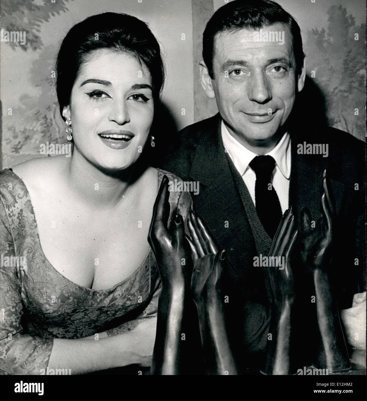 Gen 04, 2012 - ''1959 Music-Hall Bravo'' di Dalida e Yves Montand.: nel corso di una cerimonia che si è svolta in un albergo di Parigi di ieri sera, cantanti francesi Yves Montand e Dalida ha ricevuto il ''Musica - Hall Bravo". Il trofeo è stato consegnato loro da M, Roger Frey, informazioni francese il ministro. Mostra fotografica di Dalida e Yves Montand con il loro trofeo: plaudendo a due mani in bronzo. Foto Stock