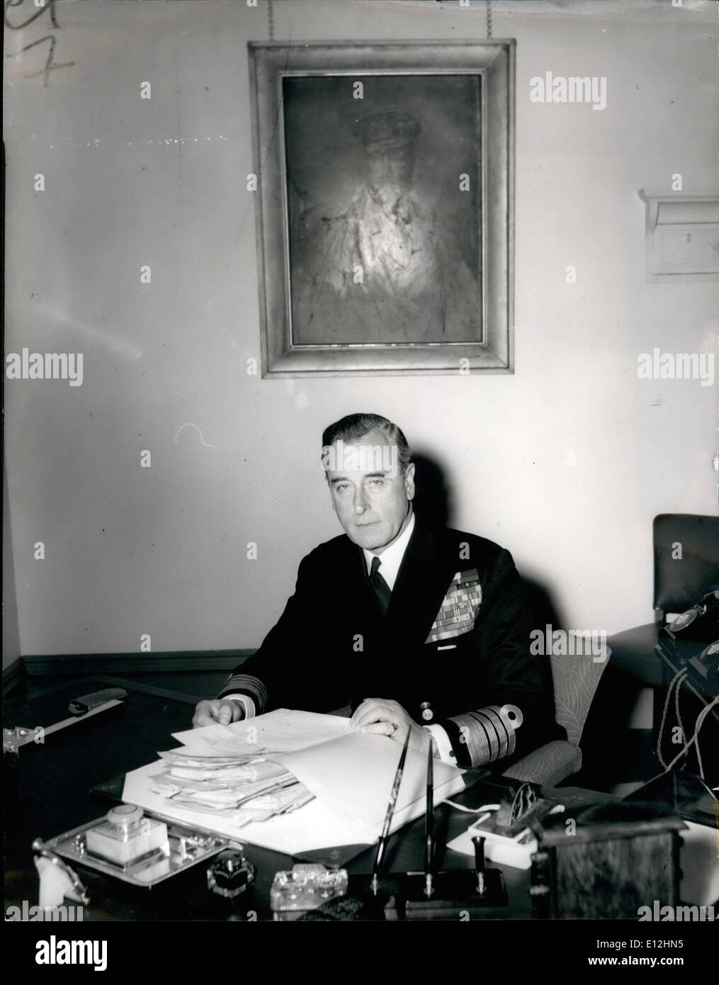 Gen 04, 2012 - Mostra fotografica di ADMIRAL EARL MOUNTBATTEN di Birmania, raffigurato alla sua scrivania nella sua stanza a Admiralty questa mattina. Il dipinto è in background di suo padre, il Principe Louis di Battenburg, che è stato primo signore del mare immediatamente prima e fino allo scoppio della guerra 1914-18. Foto Stock