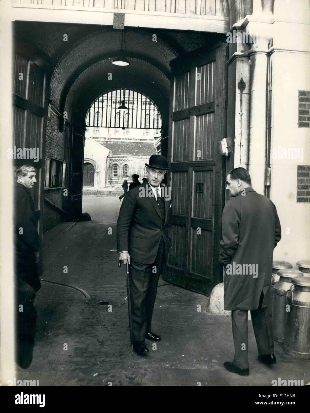 Gen 04, 2012 - Carcere sonda di sicurezza team visita Assenzio frega.: Earl Mountbatten e i suoi tre valutatori, che sono di indagare nella prigione di sicurezza, questo pomeriggio si è recato in visita all'Assenzio Scrubs, il carcere spy George Blake fuggiti da dieci giorni fa. Earl Mountbatten di tre periti sono il Sig. R.J. Fecce, Vice Direttore (attrezzature) royal aeromobile stabilimento, Farnborough; il sig. Robert Mark, Chief Constable di Leicester, e il sig. J.R.G. Bantock, un ex governatore di Strangeways e Brixton carceri, ora in pensione. Mostra fotografica di Earl Mountbatten entrando nel carcere gates all assenzio Scrubs oggi. Foto Stock