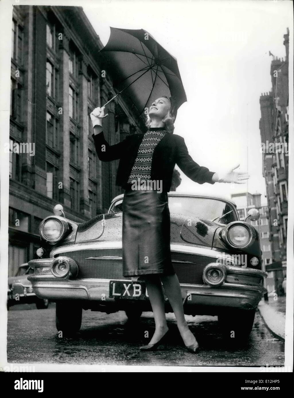 Gen 04, 2012 - Modulo stili di Charles Creed Collezione autunno. Pelle gonna e giacca.: Foto mostra ''Tam'' è il nome dato a questo mantello di Pelle e camoscio bloused jacket in nero plittards abbigliamento - indossato da Ilona. Con esso viene indossato una maglia a mano Fair Isle ponticello e un tam in bianco e nero. È dalla nuova collezione autunno da Charles Creed - mostrato a Londra. Foto Stock