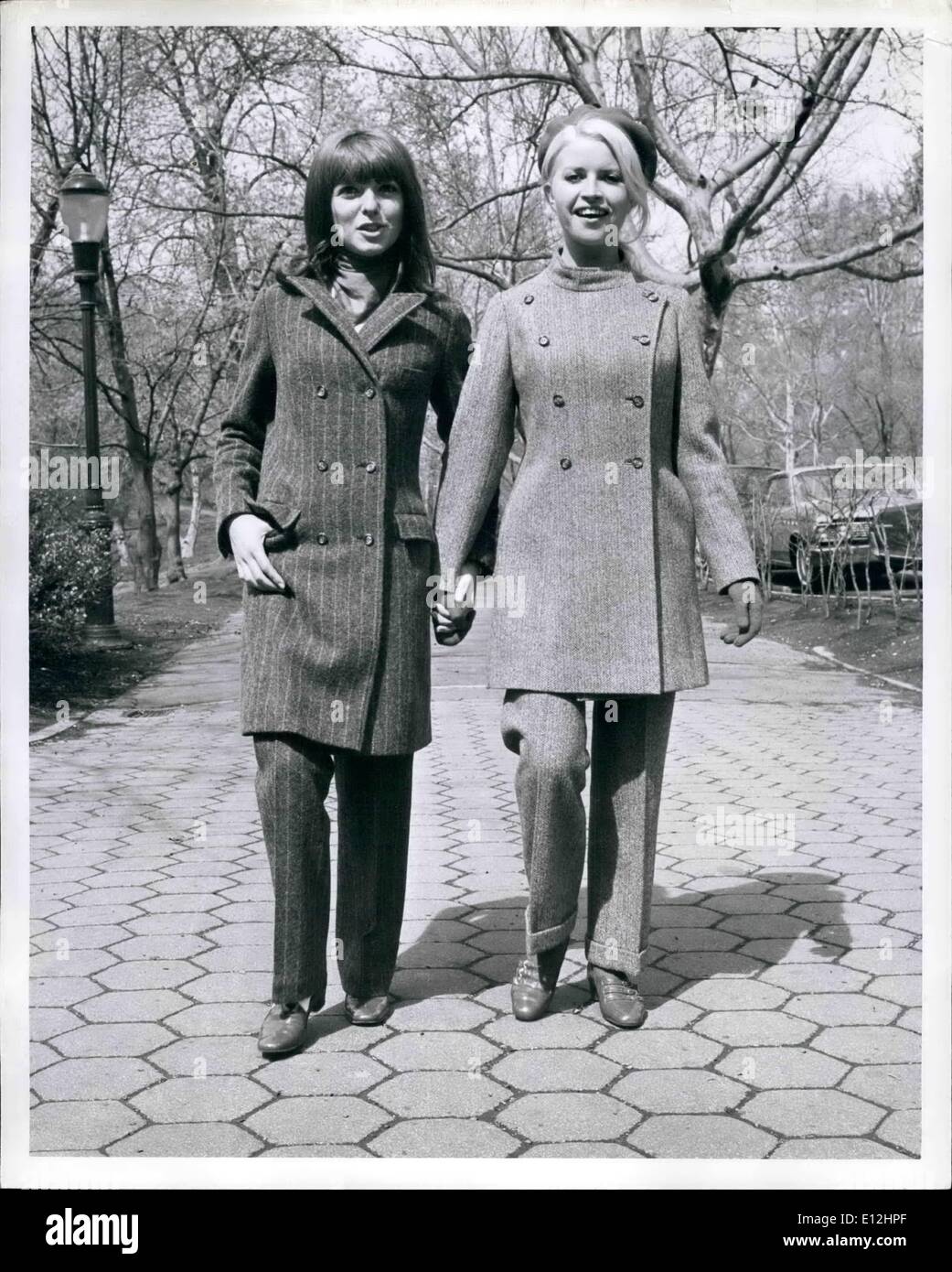 Gen 04, 2012 - Francese inverno mode mostrato in anteprima stampa - New York, N. Y. : Charles Maudret. Designer francese ha dato il New York premere anteprima, presso l'Hotel Plaza, della sua moda francese per l'inverno 1966. Mireilie Maudret, sinistra, moglie del designer francese, modelli di un vestito di lana per il pomeriggio. È Grigio scuro Bianco con strisce di pin ed è chiamato ''Picadilly"' a destra è il modello francese Sophie Destrade indossando un grigio chiaro con pin bianco strisce di rivestimento di lana e pantaloni intitolato 'Dry'' sono fotografati passeggiando nel parco centrale, Foto Stock