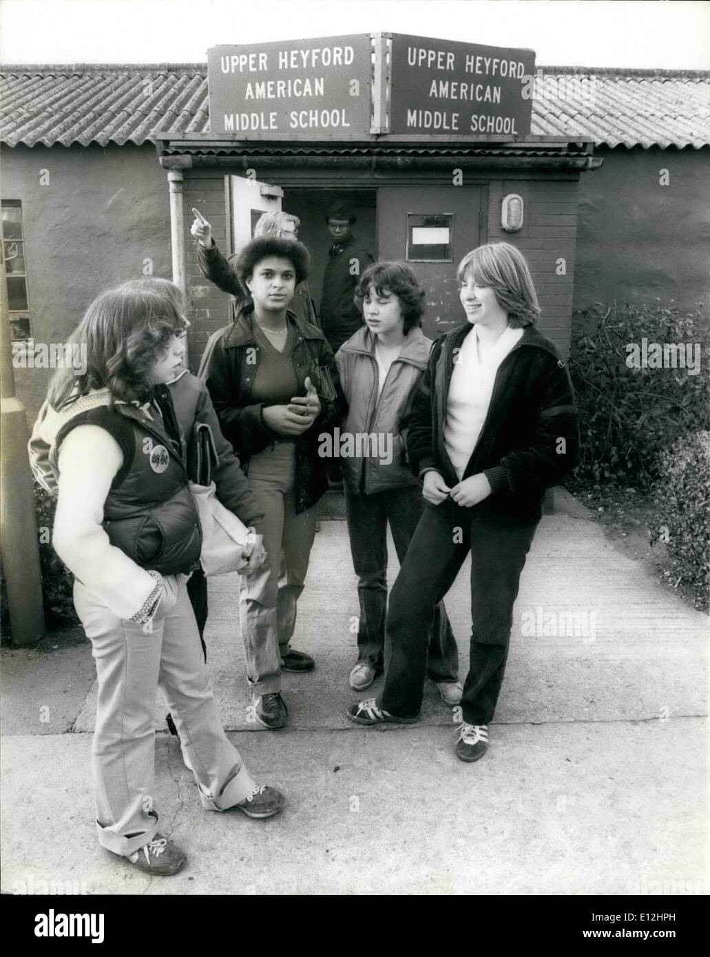 04 gennaio 2012 - studenti rl fuori della American Middle School rd. C'è anche una scuola elementare e superiore. Studenti di fronte alla scuola superiore di Heyford. Foto Stock