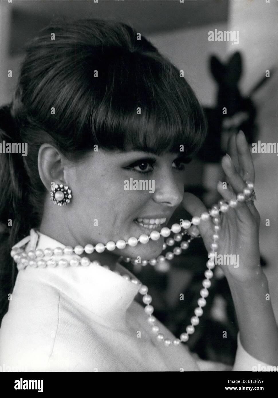 Febbraio 24, 2012 - Sorrento? 24 Sett. - 1 Ottobre 1967 - Il British Film Festival in Sorrento. La foto mostra bellissima attrice Claudia Cardinale ospite del festival. Ella è catturare ora un italiano Western diretto da Sergio Leone e con Henry Fonda e James Coburn. Foto Stock