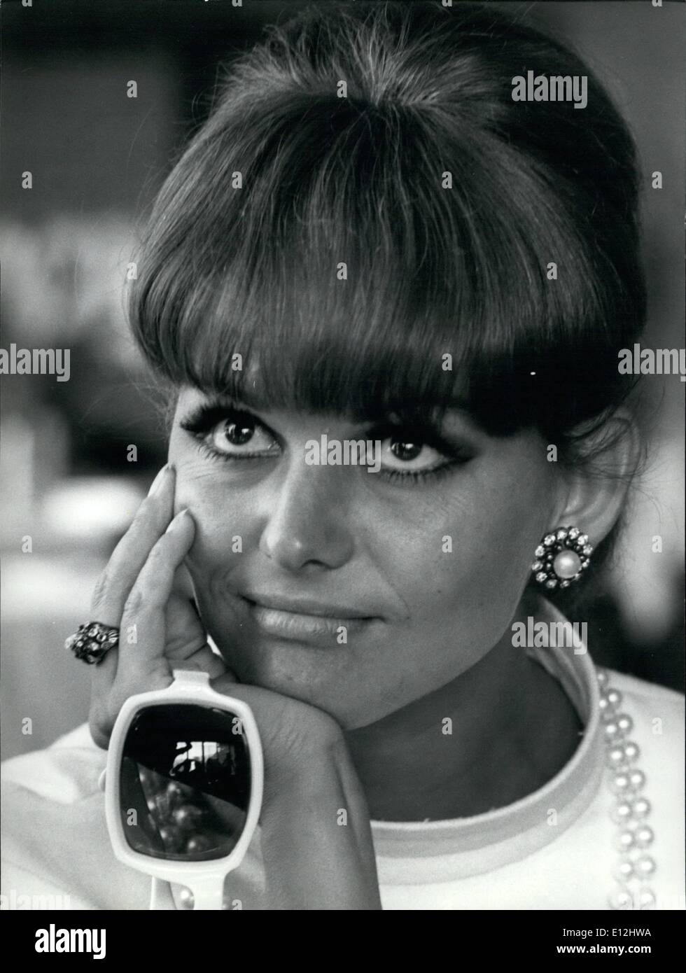 Febbraio 24, 2012 - Sorrento? 24 Sett. - 1 Ottobre 1967 - Il British Film Festival in Sorrento. La foto mostra bellissima attrice Claudia Cardinale ospite del festival. Ella è catturare ora un italiano Western diretto da Sergio Leone e con Henry Fonda e James Coburn. Foto Stock