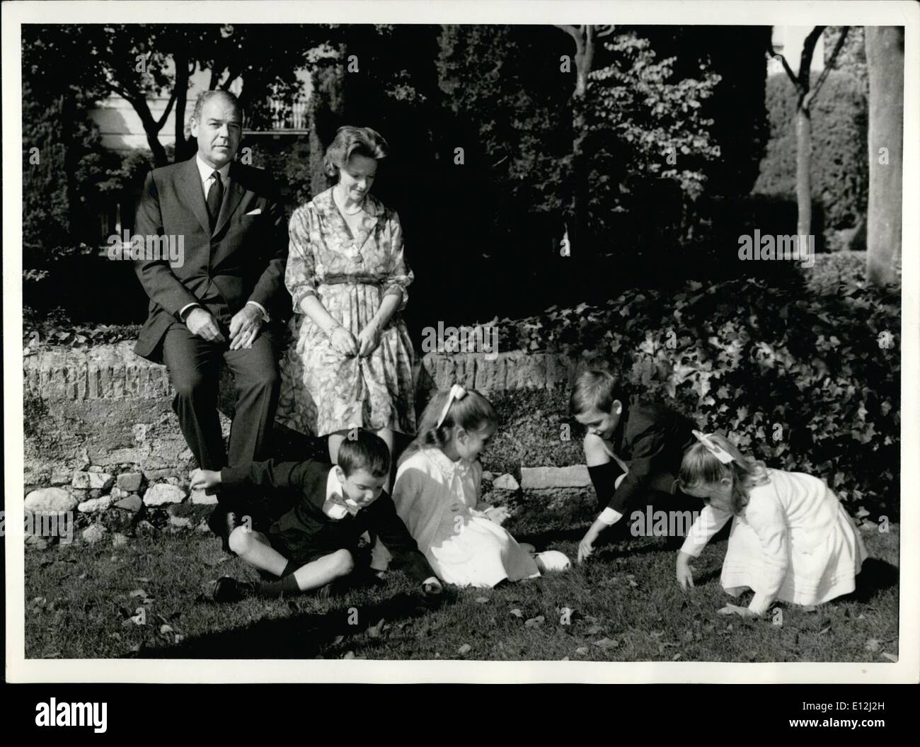 Gen 09, 2012 - Roma/neo-nominato ambasciatore Statunitense in Italia il Signor George Frederick Reinhardt ha accolto con favore la stampa italiana nella sua casa di oggi. Signor Reinhardt era con sua moglie e i suoi quattro figli; Catherine, 4, Harry,5, Aura,7, e Fred, 9. La foto mostra il Reinhardts durante il ricevimento per la stampa italiana. Foto Stock