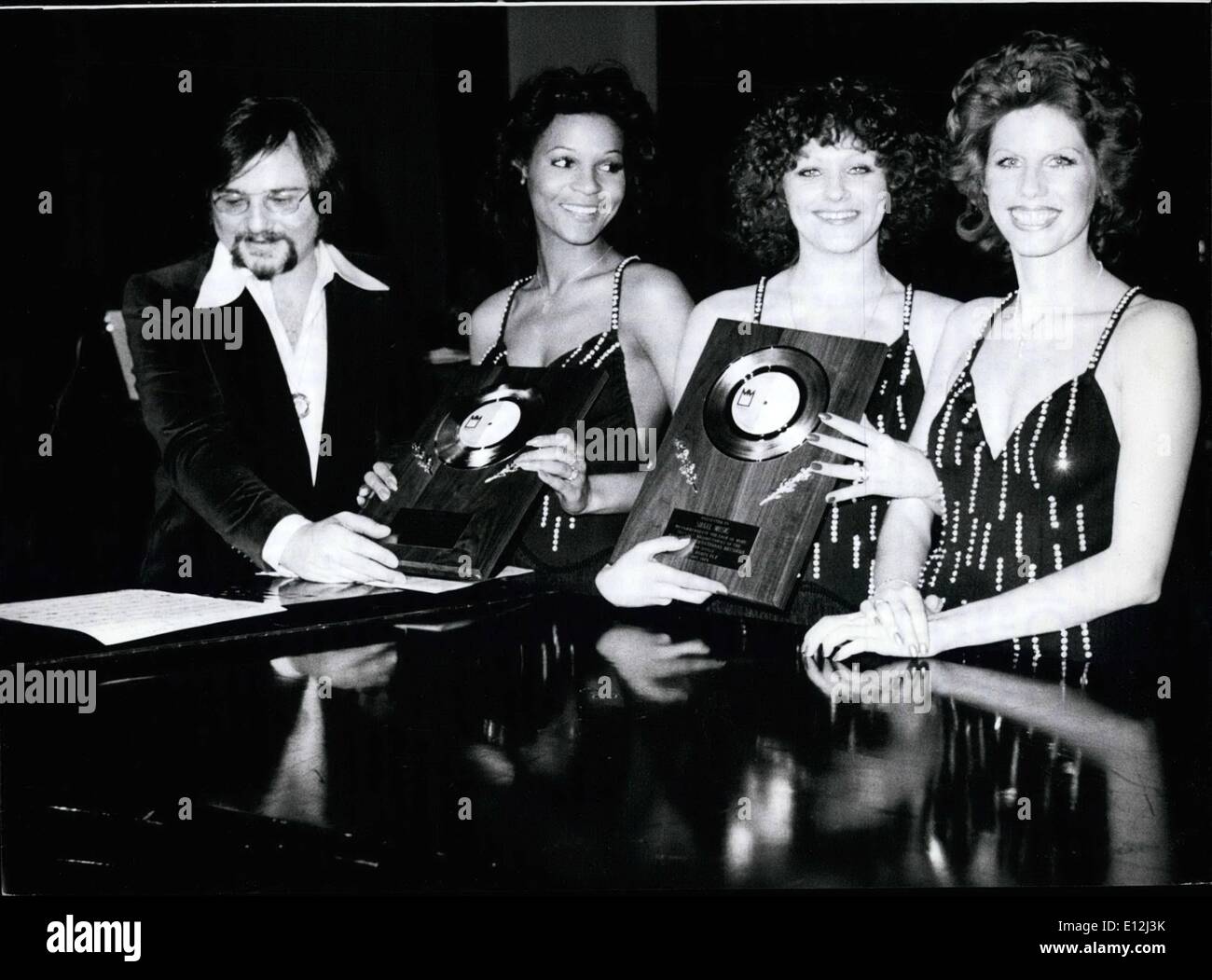 Febbraio 24, 2012 - Per la prima volta un gruppo tedesco con record in lingua inglese il ''Numero Uno"" negli Stati Uniti: Golden record sono stati recentemente premiato per la Silvester Levay (compositore, arrangiatore e conduttore) e il suo gruppo di argento Convenzione" (foto). I cantanti Ramona, Linda e Penny hanno iniziato la loro carriera congiunta nel gennaio 1975 e le ha prese nemmeno un anno per raggiungere la cima. Il loro primo singolo "'Save Me " divenne nr. 1 SU DI NOI ''Top 100'' e raggiunto il trentesimo posto sulla Gran Bretagna della hit parade Foto Stock