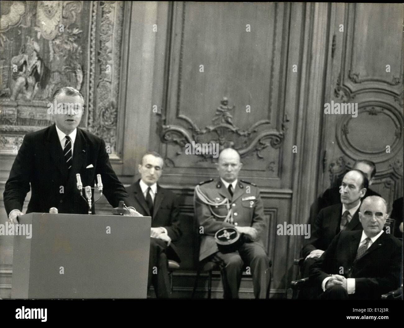 Febbraio 24, 2012 - O.E.C.D. Celebra il decimo anniversario della sua fondazione. I delegati di ventidue paesi membri dell Organizzazione per la cooperazione e lo sviluppo economico ha tenuto un incontro per celebrare il decimo anniversario della fondazione del O.E.C.D. OPS:- H. Emile van Lennep, Segretario generale di O.E.C.D. rivolgendosi ai delegati al Chateau de la Muette, Parigi. Foto Stock