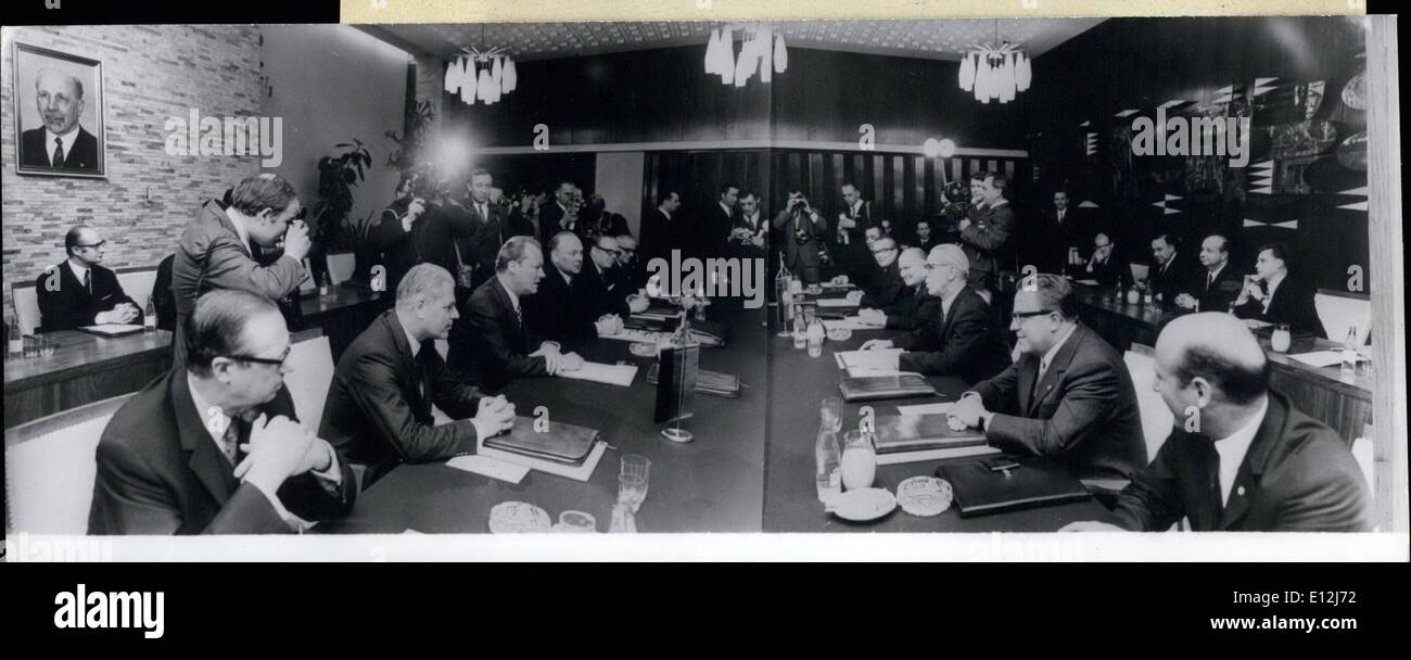 Febbraio 24, 2012 - Incontro di Willy Brandt, il Cancelliere della Repubblica federale di Germania e Willi Stoph, il Ministro Presidente della Repubblica democratica tedesca a Erfurt il Marzo 19th, 1970: fila destra: la delegazione della Repubblica democratica tedesca: (da r. l.) Dr. Hans VoB, capo reparto presso il Ministero degli Affari Esteri; il Dott. Michael Kohl, Segretario di Stato presso il gabinetto consiglio di GRD, Otto Winzer, Ministro per gli Affari Esteri; Kohrt Gunther, Segretario di Stato presso il Ministero per gli Affari Esteri; Dr Foto Stock