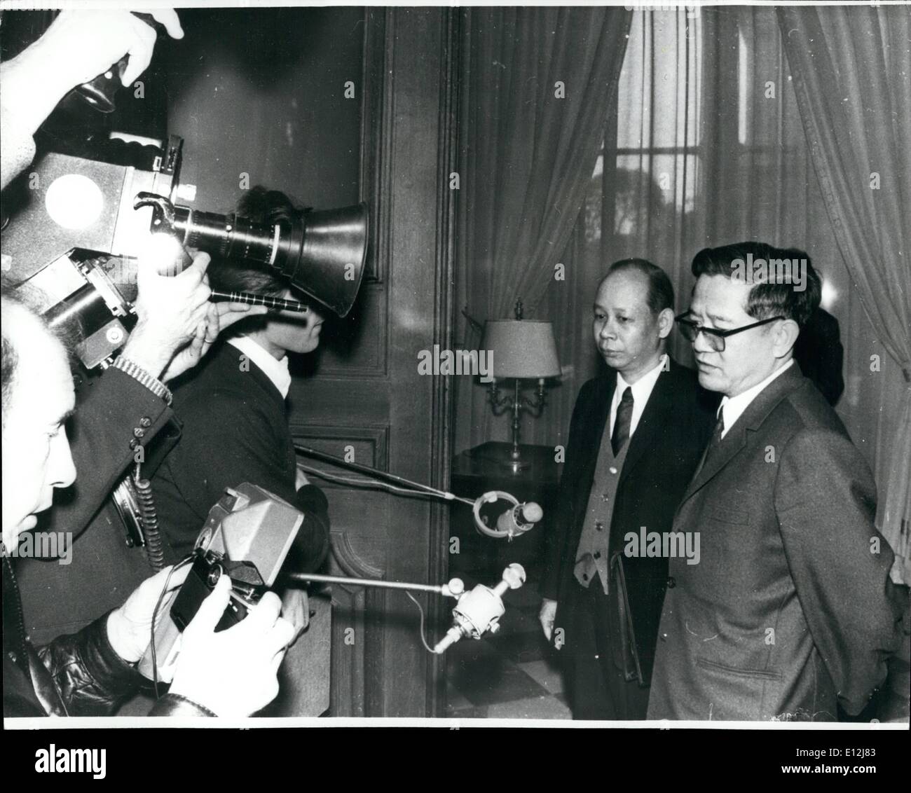 Febbraio 24, 2012 - Vietnam del Nord uomo sotto il fuoco.: Il delegato generale del Vietnam del Nord M. Vo Van cantato, ieri ha invitato su M. Maurice Schumann, ministro francese degli Affari esteri, al Quai d'Orsay. La foto mostra il M. Vo Van cantato le facce di una batteria di cameramen lasciando il Quai d'Orsay. Foto Stock