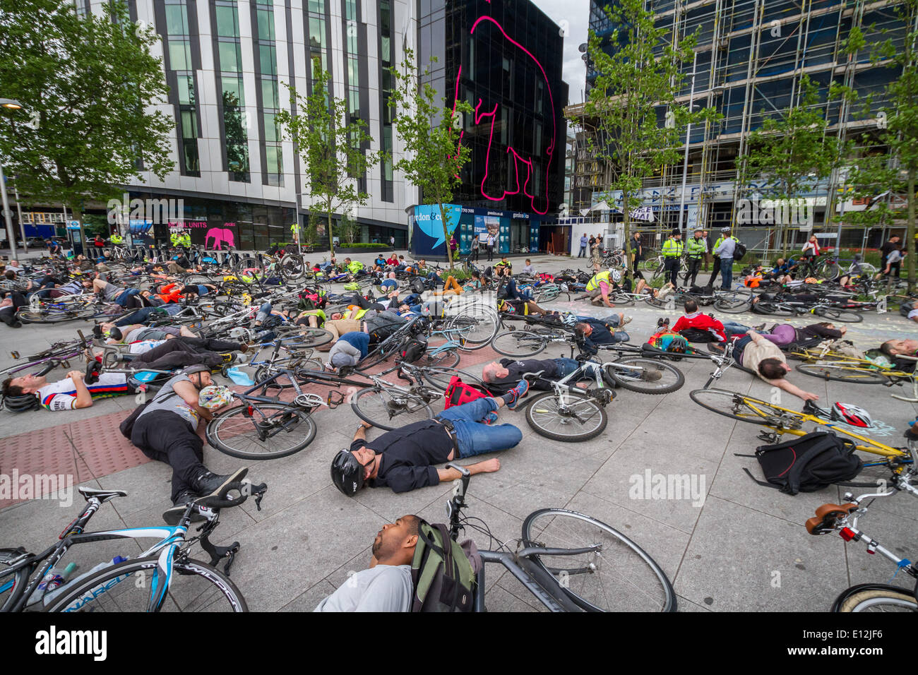 Londra, Regno Unito. 21 Maggio, 2014. Ciclista 'Die-NELL' messa in scena nella protesta dei decessi sulle strade di Londra Credito: Guy Corbishley/Alamy Live News Foto Stock