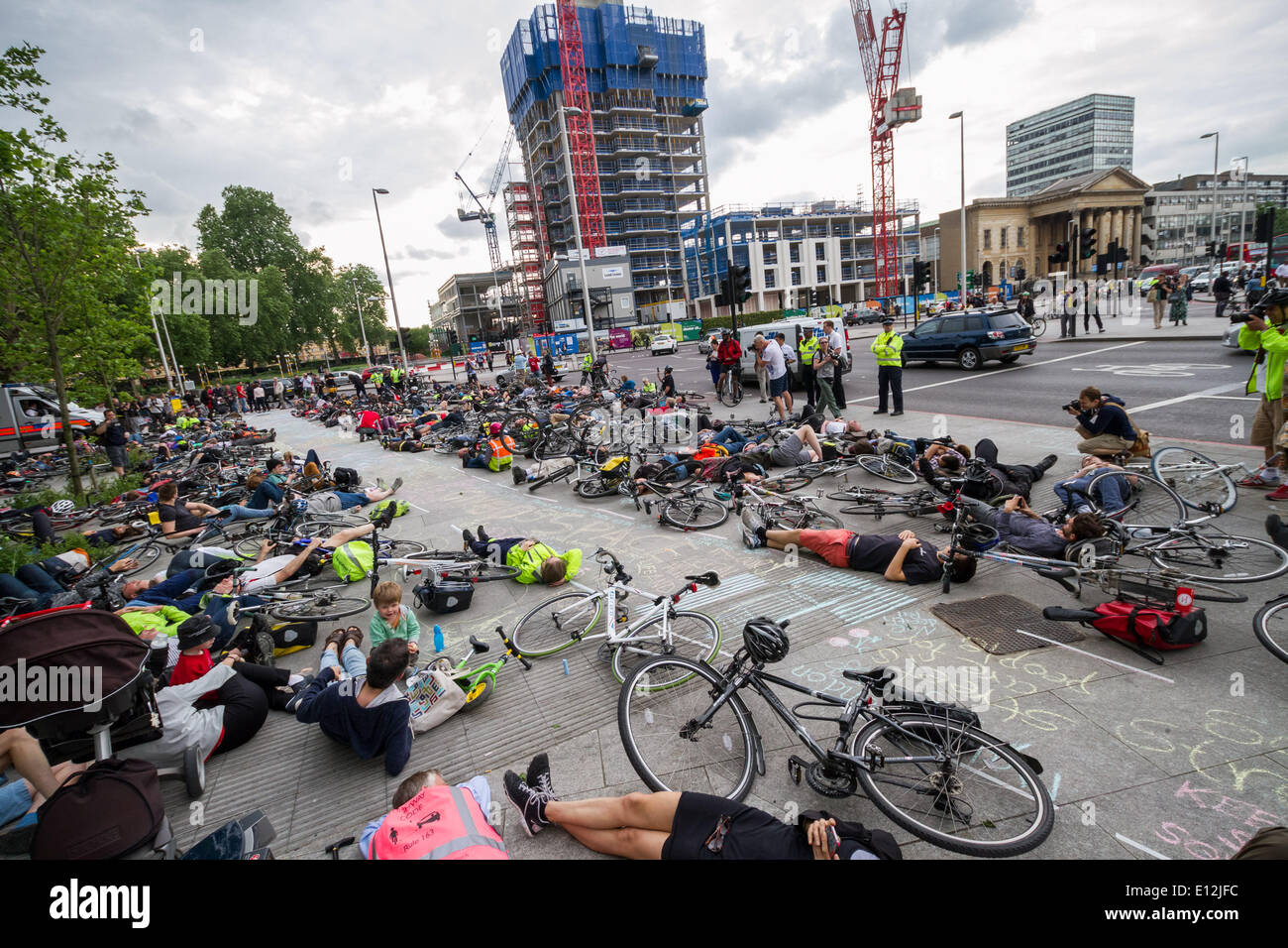 Londra, Regno Unito. 21 Maggio, 2014. Ciclista 'Die-NELL' messa in scena nella protesta dei decessi sulle strade di Londra Credito: Guy Corbishley/Alamy Live News Foto Stock