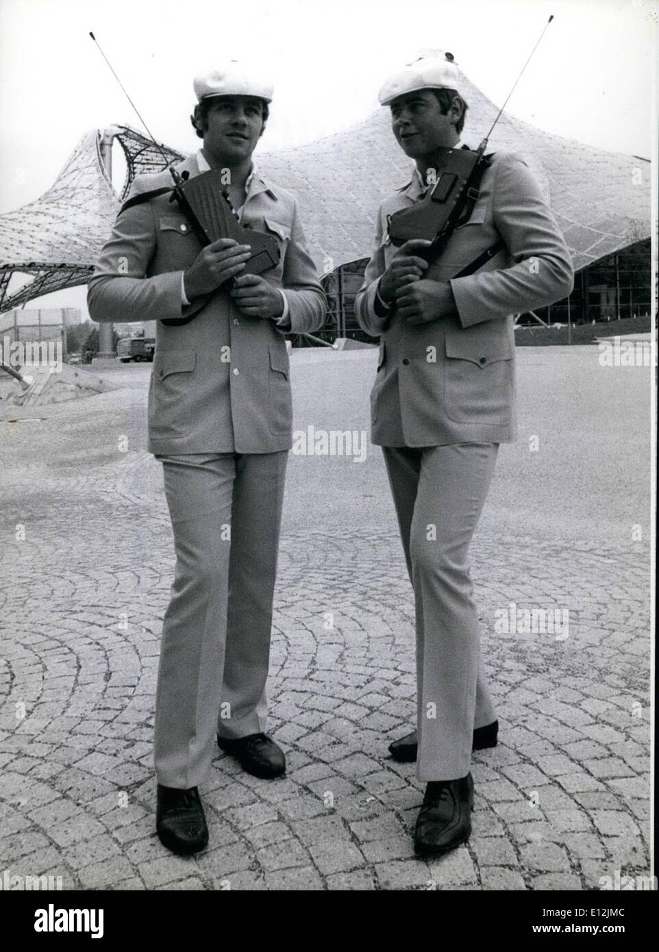 Febbraio 24, 2012 - Elegante look Safari uniformi per l'Olympic Constabulary. Durante le Olimpiadi estive di circa mille poliziotti si presenteranno in azzurro look safari uniformi con bianco cappelli sportivi ai visitatori l'Oberwiesenfeld di Monaco di Baviera. Il quartiere alla moda di vestiti custodi, portando i walkie-talkie, effettuerà il controllo e informazioni doganali e sono, durante quel tempo, subordinato al Comitato Olimpico. Essi sono stati preparati per questa funzione da corsi speciali. E se piove, una luce blu cape proteggerà i poliziotti contro di bagnare Foto Stock