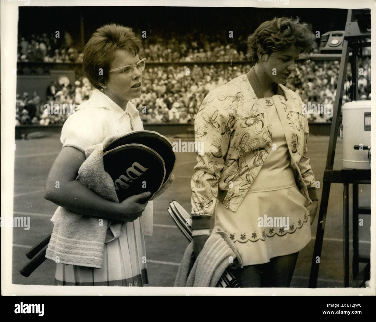 Febbraio 24, 2012 - Il trionfo e le lacrime a WIMBLEDON QUANDO IL SECONDO GIORNO IL SEME NOWL è sconfitto la foto mostra: Miss B.J. USA MOFFITE upseeder di sinistra dopo la sua vittoria su No.1 sementi MARGARDE Miss SMITH Australia quasi in lacrime a seguito della corte centrale corrisponde al secondo giorno del torneo di Wimbledon oggi. Foto Stock