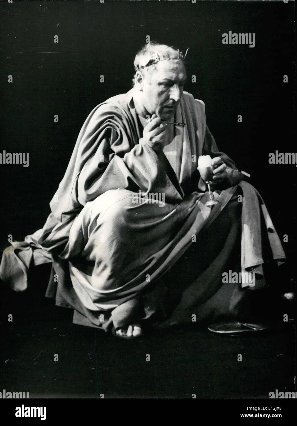 Febbraio 24, 2012 - Un nuovo gioco Durrenmatt apre a Parigi. Stasera sul palco del Palais de Chaillot nazionale di teatro popolare sarà presente con la premiere del nuovo gioco da drammaturgo svizzero Friedrich Durrenmatt, Romolo il grande con il regista Giorgio Wilson nella parte di piombo. OPS: Georges Wilson durante prove, mangia un uovo durante la riproduzione. Foto Stock