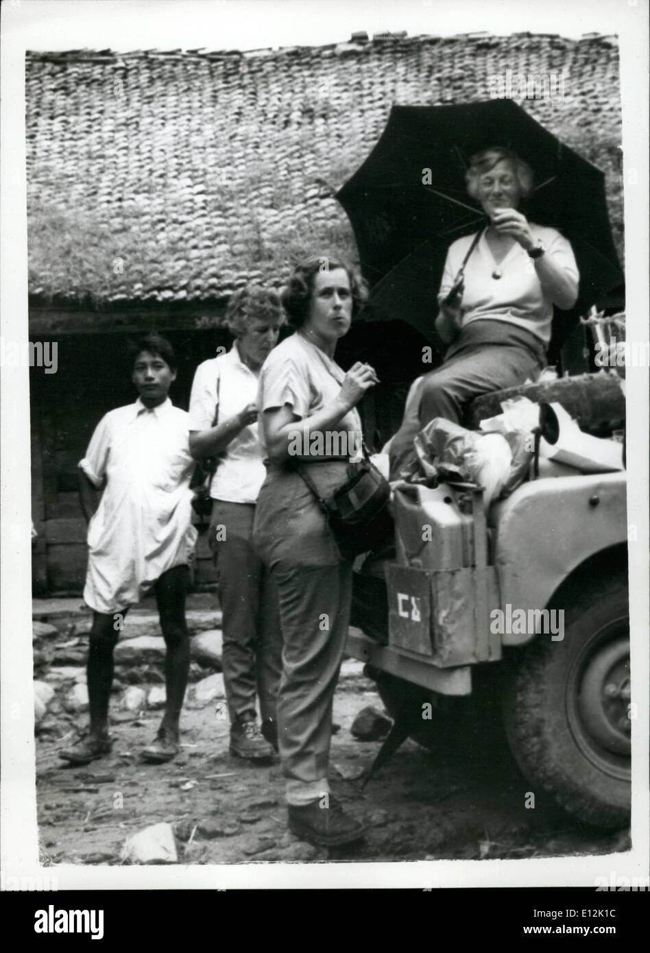 Febbraio 24, 2012 - Addio pranzo: i tre membri inglese afarewell mangiare il pranzo alla fine della strada leed e l'inizio di trek. Da sinistra; Margaret arvail, la sig.ra  Healey e Dthea gra Foto Stock