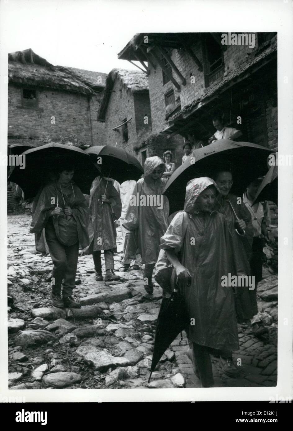 Febbraio 24, 2012 - ombrelli andare troppo: sotto gli ombrelloni sono brave il monsone sul primo giro di trek. Foto Stock