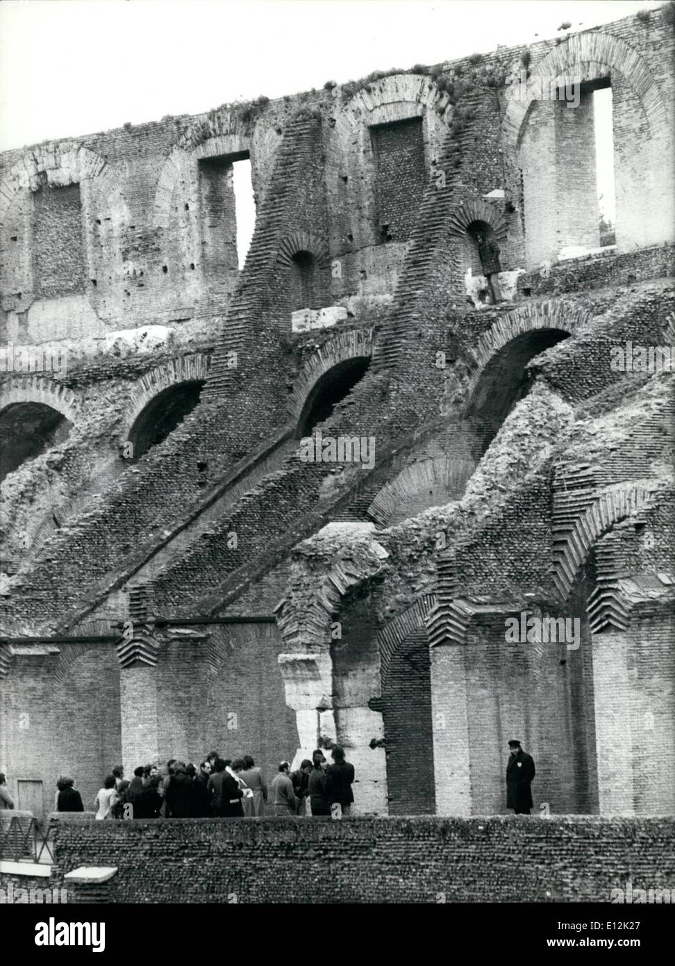 Febbraio 24, 2012 - Dopo una settimana, Dante Ottaviani è rimasto sul suo solitario solitario parch su Roma antica del Colosseo per protestare il suo diritto a ottenere un venditore ambulante di licenze. La sua protesta partner, Sabato di Panico, è venuto giù dopo 48 ore di piedi su un bordo della famosa rovina. Panico le mani erano quasi rigido freddo con i suoi muscoli rigidi. Ma lui è andato a casa da lui stesso, refussing per vigili del fuoco offra di portarlo in un ospedale. Diversi tiems un anno qualcuno arrampica fino al Colosseo e rischia di saltare o non appena scendono fino a quando tale richiesta è concesso Foto Stock