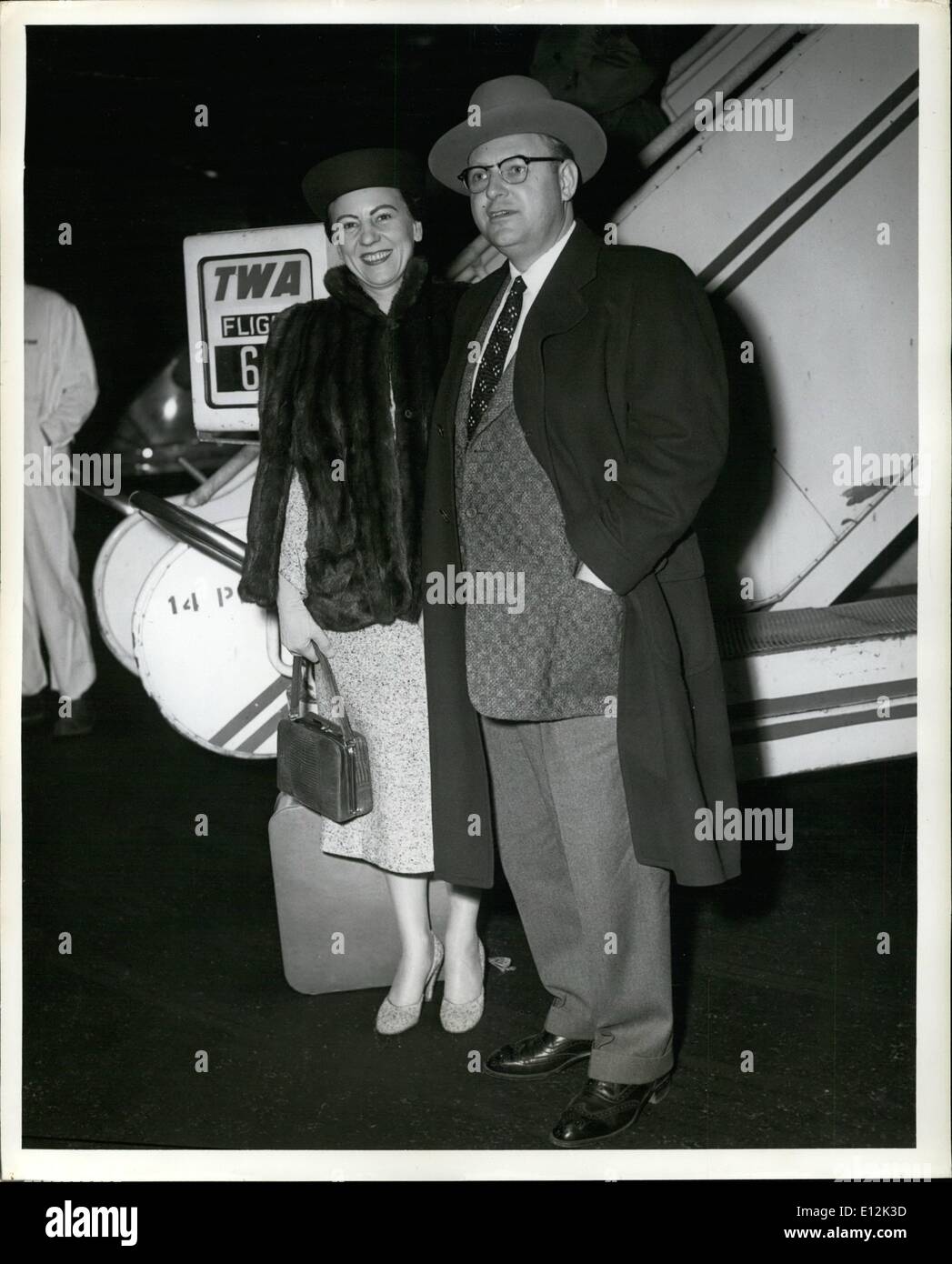 Febbraio 24, 2012 - Aeroporto Idlewind, N.Y., Nov 15. Governatore Fred Hall di Kansas e la Sig.ra Hall sono mostrati sul loro arrivo qui oggi via TWA da Kansas City, Mo. Il 39-anno-vecchio repubblicano affronterà la nazionale Club repubblicano domani (mercoledì) notte sul tema un blueprint per la vittoria per il Partito Repubblicano in 1956à Foto Stock
