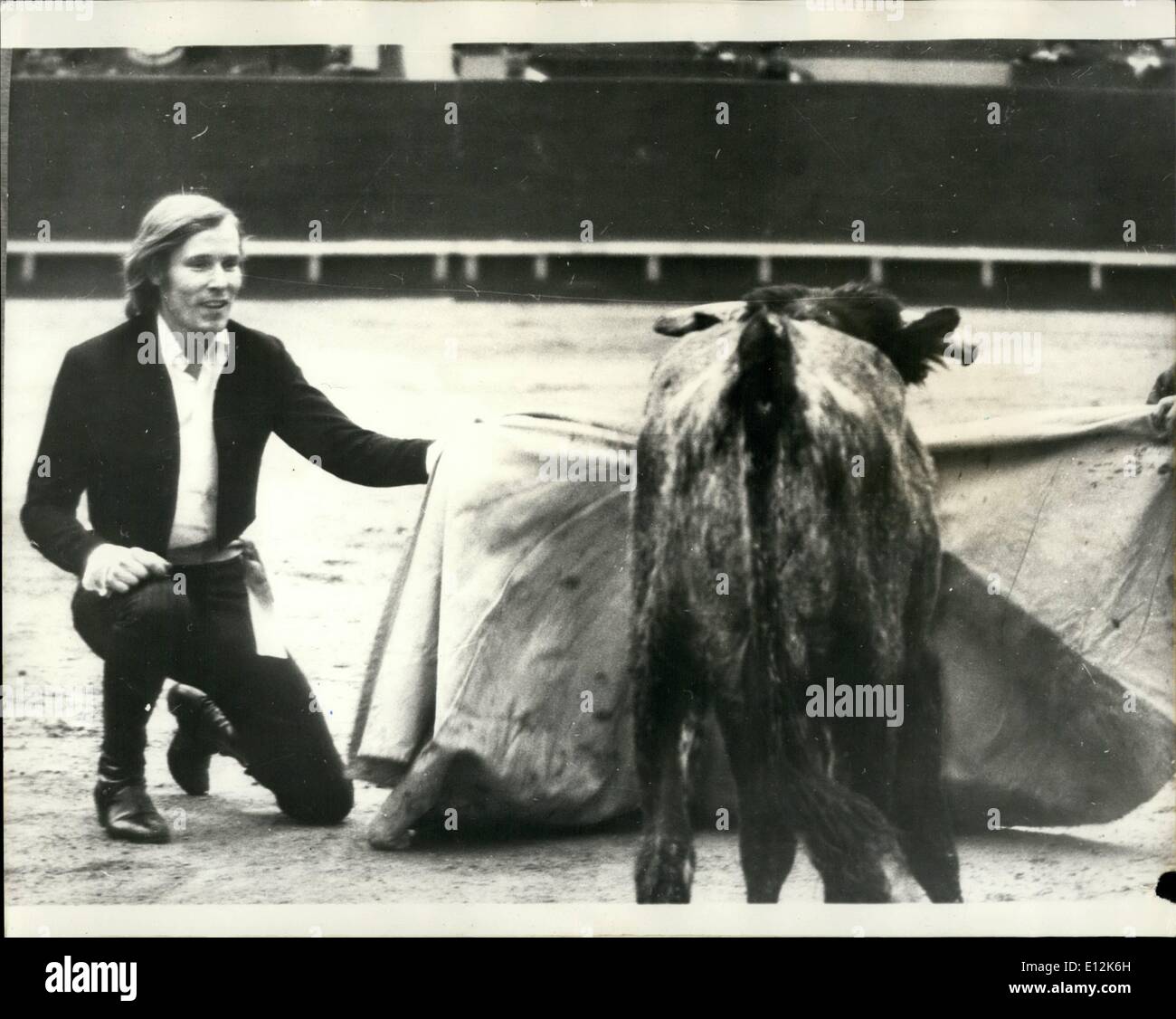 Febbraio 24, 2012 - Pop del cantante corrida. Mike Kogel, ex cantante con il popolare gruppo Los Bravos prima si sciolsero, ha cambiato il suo nome a Mike Kennedy e andato da solo. Egli ha catturato il pubblico occhio quando ha preso parte a una corrida a Valencia, in Spagna, che ha apprezzato molto, anche se non avesse le cose tutto il suo proprio modo, e si trovò in alcune situazioni ticklish, come quella qui. Foto Stock