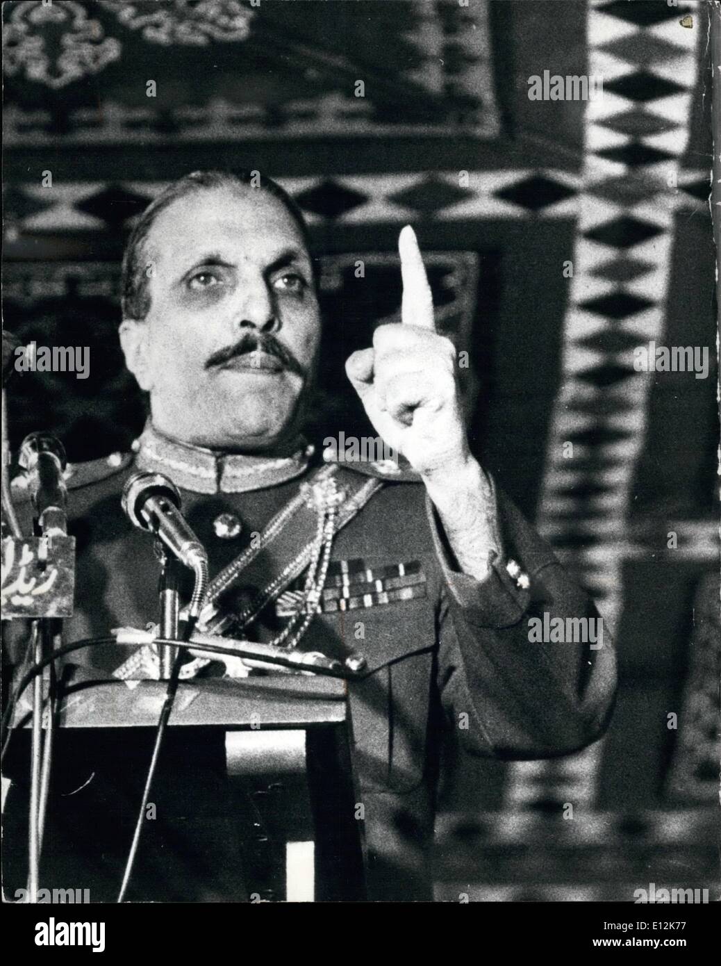 Febbraio 24, 2012 - febbraio 1980 Presidente Zia Ul-Haq del Pakistan assiste rally tribale nella città di Peshawar. La foto mostra: Presidente Zia durante il suo discorso di capi tribù a Peshawar. Foto Stock