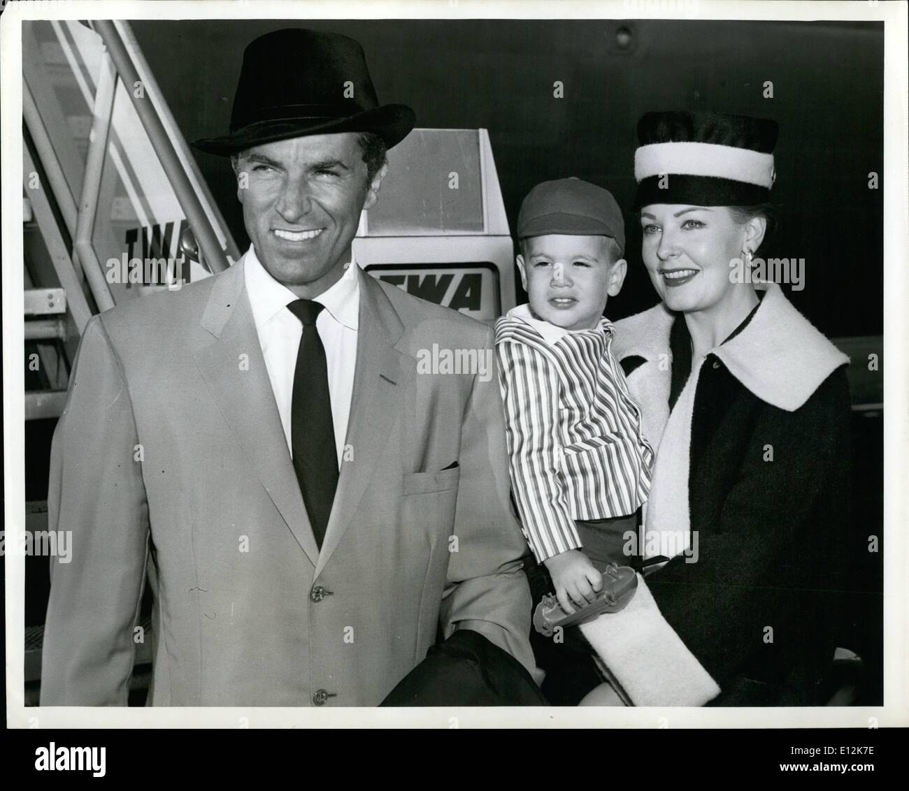 Febbraio 24, 2012 - N.Y. Aeroporto Internazionale, Sett. 27. La bella famiglia di Fernando Lamas (Lei la stella dello schermo Arlene Dahl) compreso il loro figlio, Lorenzo, 19 mesi, aggiungi un tocco glamour all'aeroporto scena in seguito al loro arrivo via della TWA Jetliner da Los Angeles. Il Lamases, che fanno la loro casa a New York City, restituiti da Hollywood dove hanno lavorato sulle loro rispettive filmato. Lei ha appena completato il viaggio al centro della terra e ha agito in e diretto una volta di più con FeelingÃ Foto Stock