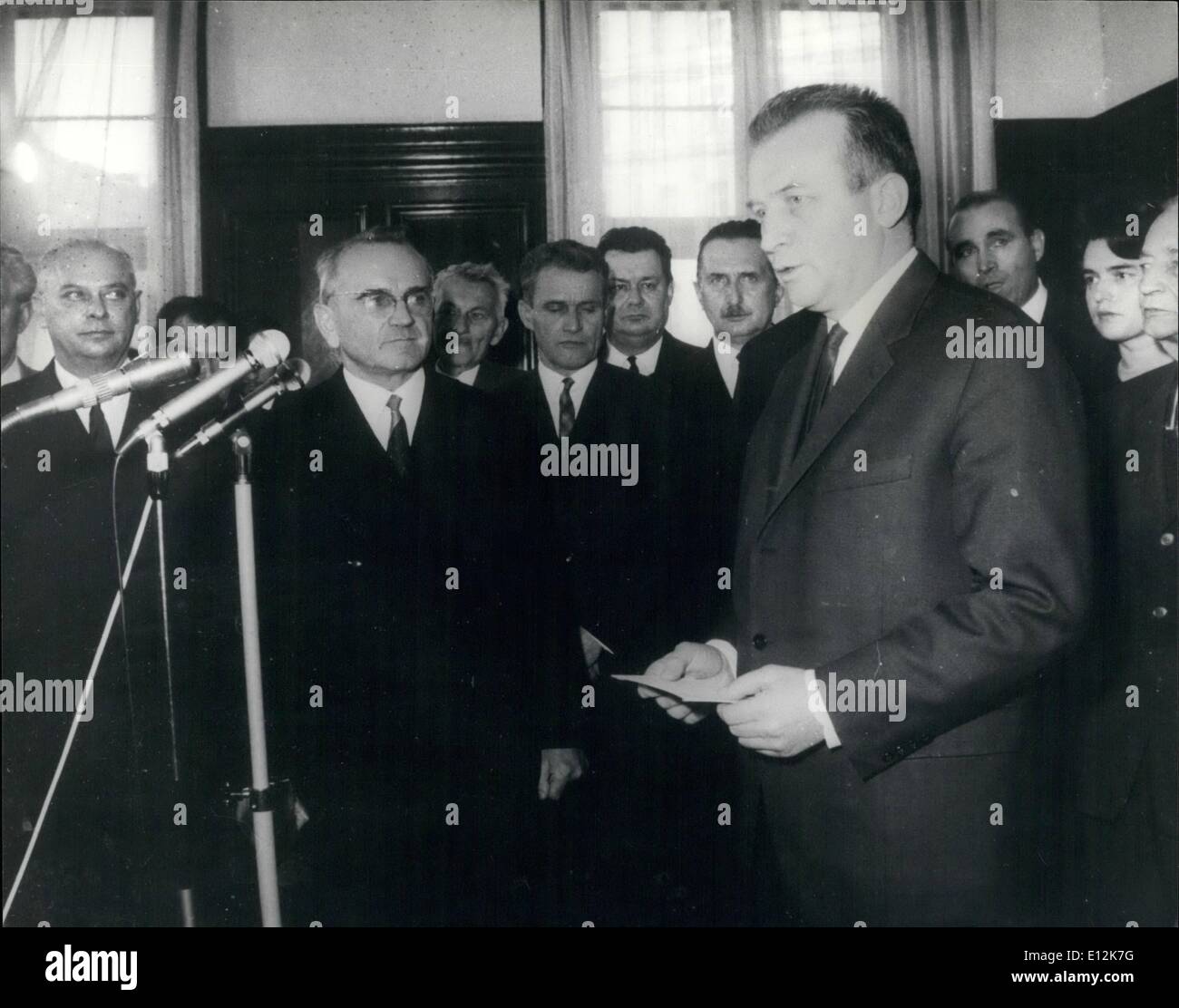 Febbraio 24, 2012 - Premier ceco provvisoriamente assume le funzioni presidenziali. In seguito alle dimissioni del sig. Novotny come presidente il czach il primo ministro, il sig. Josef Lenart è visto a Praga come egli ha preso la cattura di guardare dopo lo stato e gli affari di governo temporaneamente, fino alla elezione di un nuovo presidente della repubblica da parte dell'Assemblea nazionale. Foto Stock