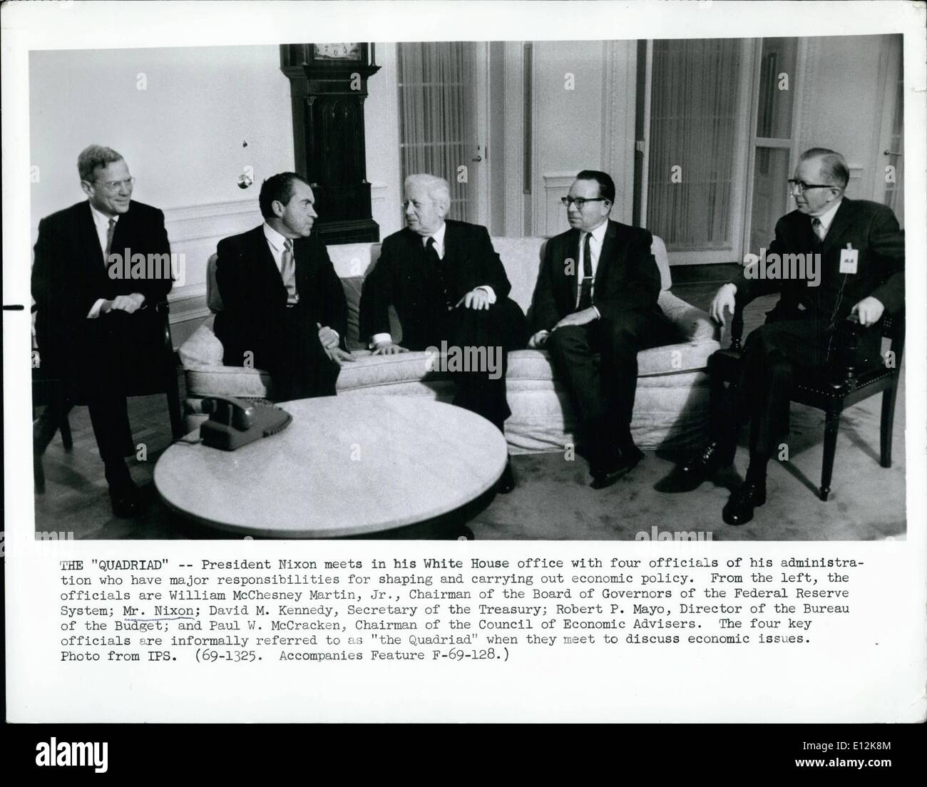 Febbraio 24, 2012 - ''Quadriad'' -- il presidente Nixon incontra nella sua casa bianca ufficio con quattro funzionari della sua amministrazione che hanno maggiori responsabilità per la sagomatura ed effettuando la politica economica. Da sinistra, i funzionari sono William McChesney hanno Martin, Jr. presidente del consiglio dei governatori della Federal Reserve System; il sig. Nixon; David M. Kennedy, Segretario del Tesoro; Robert P. Mayo, direttore dell' Ufficio di presidenza del bilancio; e Paolo W. McCracken, presidente del consiglio dei consulenti economici Foto Stock