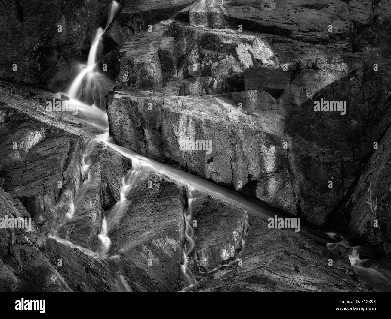 Cascata sul Glen Torrente alpino caduto vicino Lago di foglia. California Foto Stock