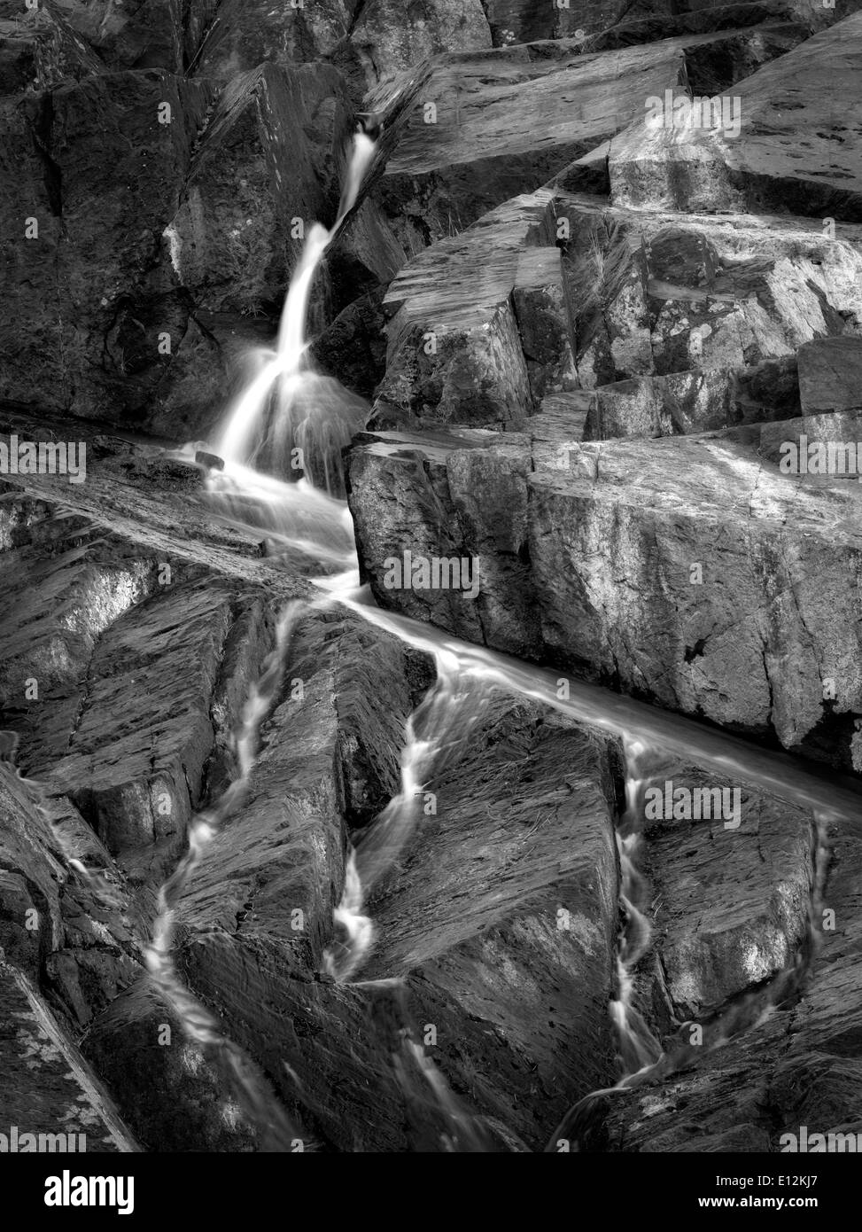 Cascata sul Glen Torrente alpino caduto vicino Lago di foglia. California Foto Stock