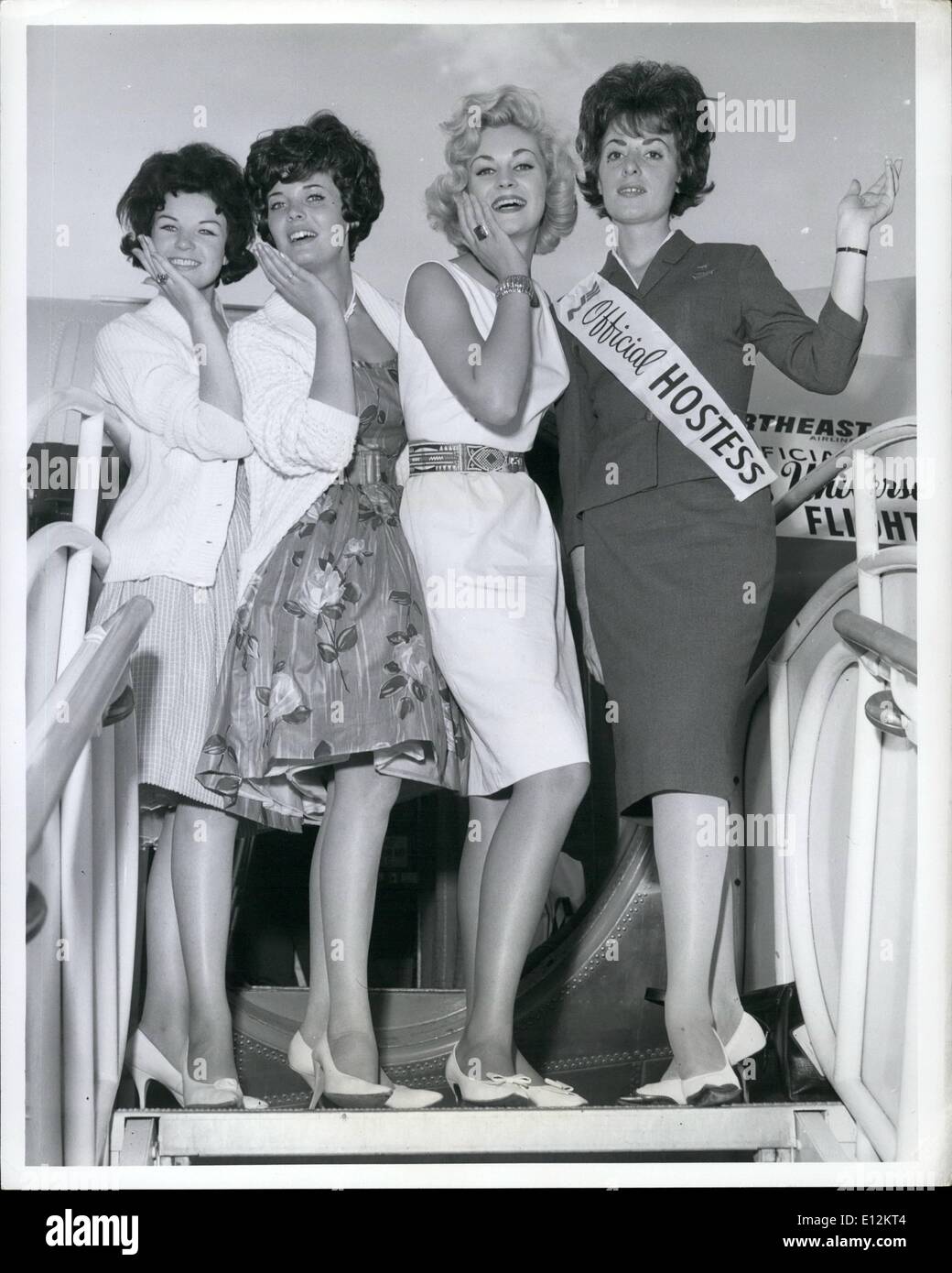 Febbraio 24, 2012 - L'Aeroporto Laguardia, Luglio 4th. L. PER R. Miss Irlanda, Jean Russell Miss Galles, Rosmarino Franklin, Miss Inghilterra, Arlette Dobson e ufficiali del Nordest compagnia aerea hostess, Miss Miele Brennan sono dicendo addio alla città di New York prima di Emplaneing sul nord-est di flt.129. Le ragazze sono parte di Miss Universo Queens da varie parti del mondo. Foto Stock