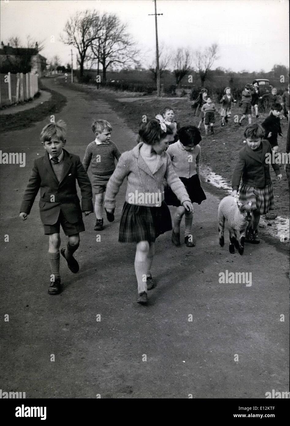 Febbraio 24, 2012 - Curly prende una passeggiata - con accompagnatore: i bambini come prendere Curly lungo la corsia con le loro Bacher. Presto saranno svezzare lui dalla bottiglia a erba. Foto Stock