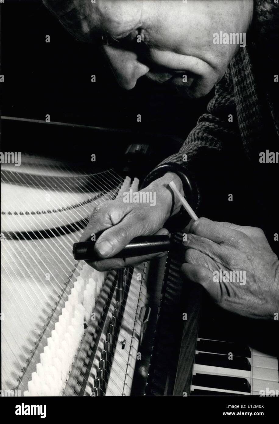 Febbraio 24, 2012 - essendo sintonizzato Ã¢â'¬â€oe C.L.C. Ward è mostrato qui tuning un clavicembalo, uno dei passaggi finali prima della consegna. Cr Foto Stock