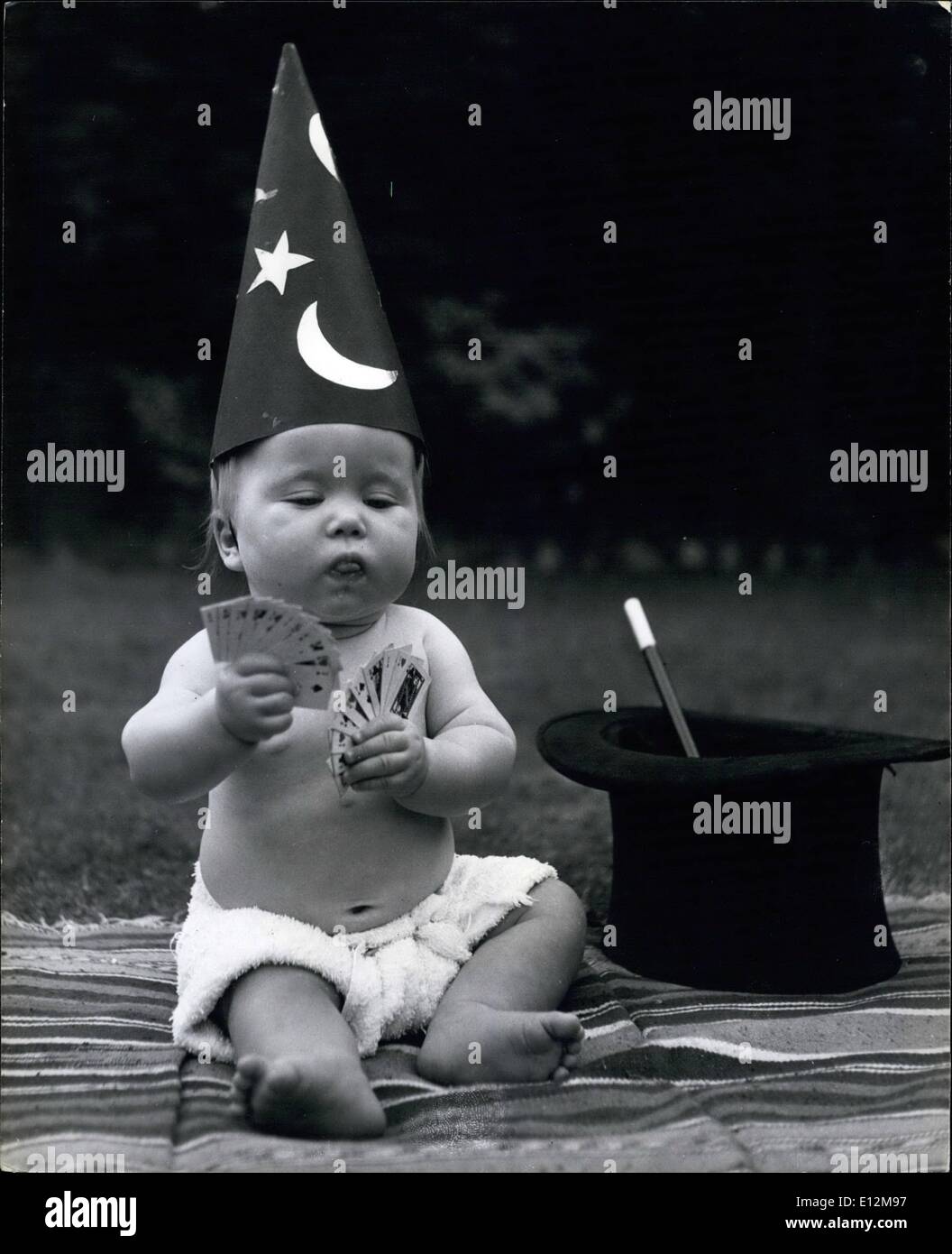 Febbraio 24, 2012 - Kim ''Canasta'' la Regina è un vero e proprio ''Card" per la sua età.: La Canasta mania si è diffusa in tutto il paese ed è anche raggiunto il molto giovane come 6 mesi di età Kim Evans, che anche nella sua tenera età conosce tutti i ''trucchi'', Kim è la figlia di Jon Evans, Stage Internazionale e Cabaret mago e di Gwendolen Evans, ex attrice dritto e ora è uno dei pochissimi professional lady maghi. Si esibisce sotto il nome di Cherie. Già Kim ha ottenuto la ''feel'' dei suoi genitori magic paraphanalia e suona come felicemente con bacchette magiche, top cappelli etc Foto Stock