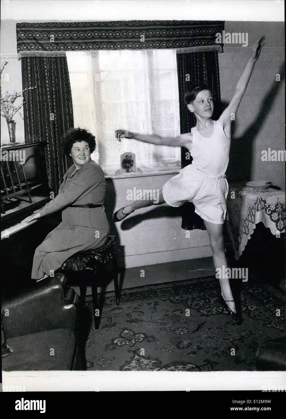 Febbraio 24, 2012 - Sig.ra Rydor suona il pianoforte per il figlio Giovanni, mentre egli pratiche passi di danza nel salotto di casa propria. Foto Stock