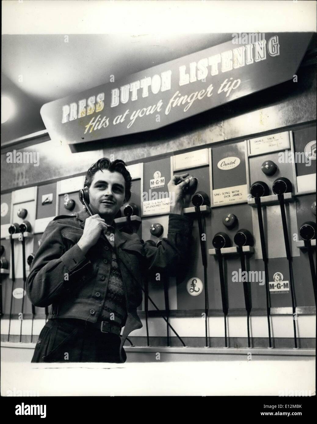 Febbraio 24, 2012 - Ascoltare il ''Pop " da premere il tasto Listening: più recenti del dispositivo nel mercato dise in questo premere il tasto Listening bar. Si tratta di città per le ultime 'snach hits:. Basta andare al bar, sollevare il radiotelefono, premere il pulsante del brano che si desidera e si è immediatamente riprodotto tramite la testa-phones. Quando avete deciso che è quella che desideri, pile di dises, pronte confezionate, sono in attesa sul contatore di fronte. Foto Stock