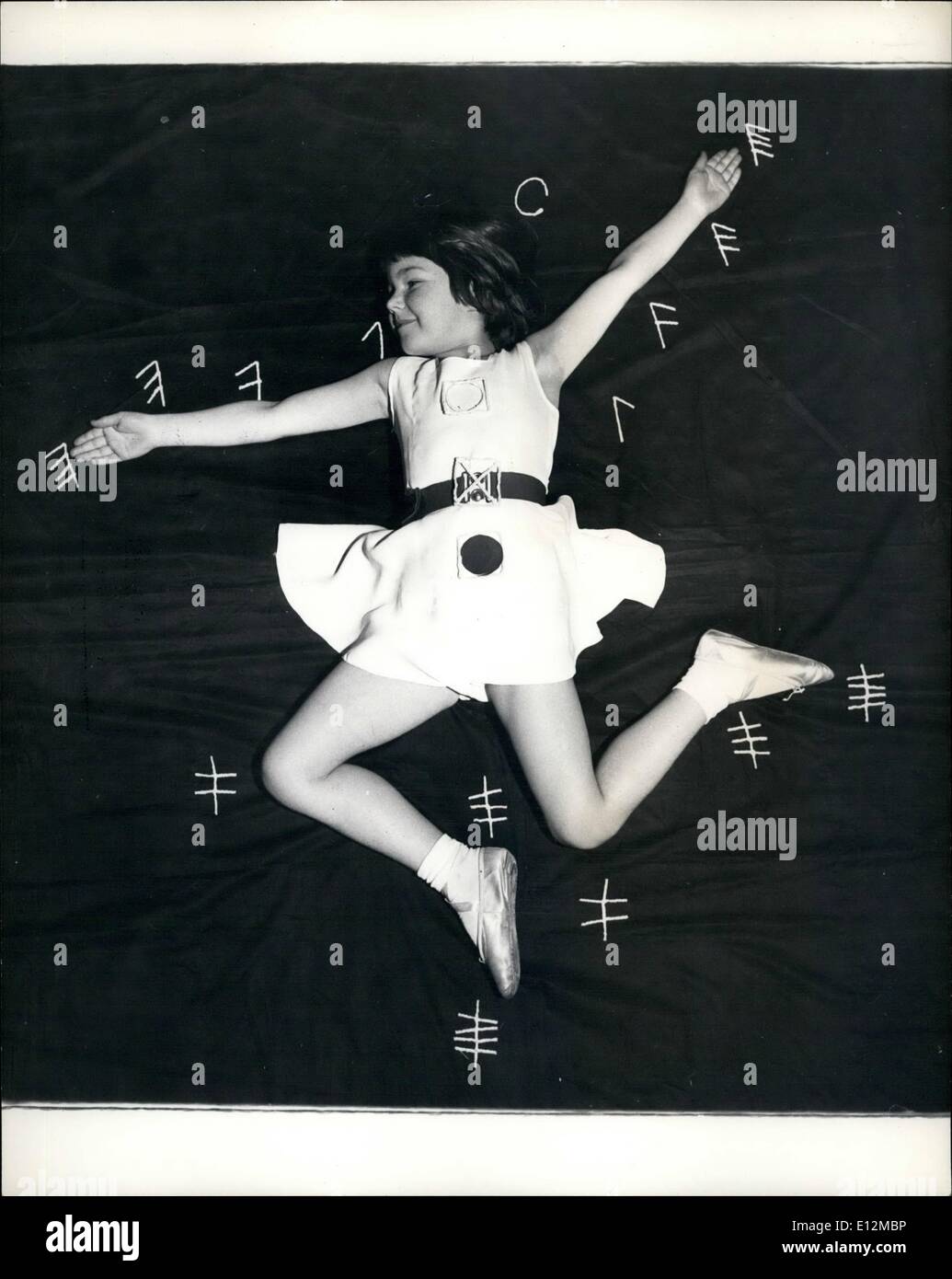 Febbraio 24, 2012 - ogni parte del corpo ha un simbolo in Labanotation: Caroline Davis utilizza il suo corpo come una illustrazione in congiunzione con i vari simboli che rappresentano ciascuna una parte delle sue membra. Gli studenti imparano a riconoscere loro immediatamente e in combinazione con altri segni, sapere quali passi e movimenti di danza per eseguire il prossimo. Foto Stock